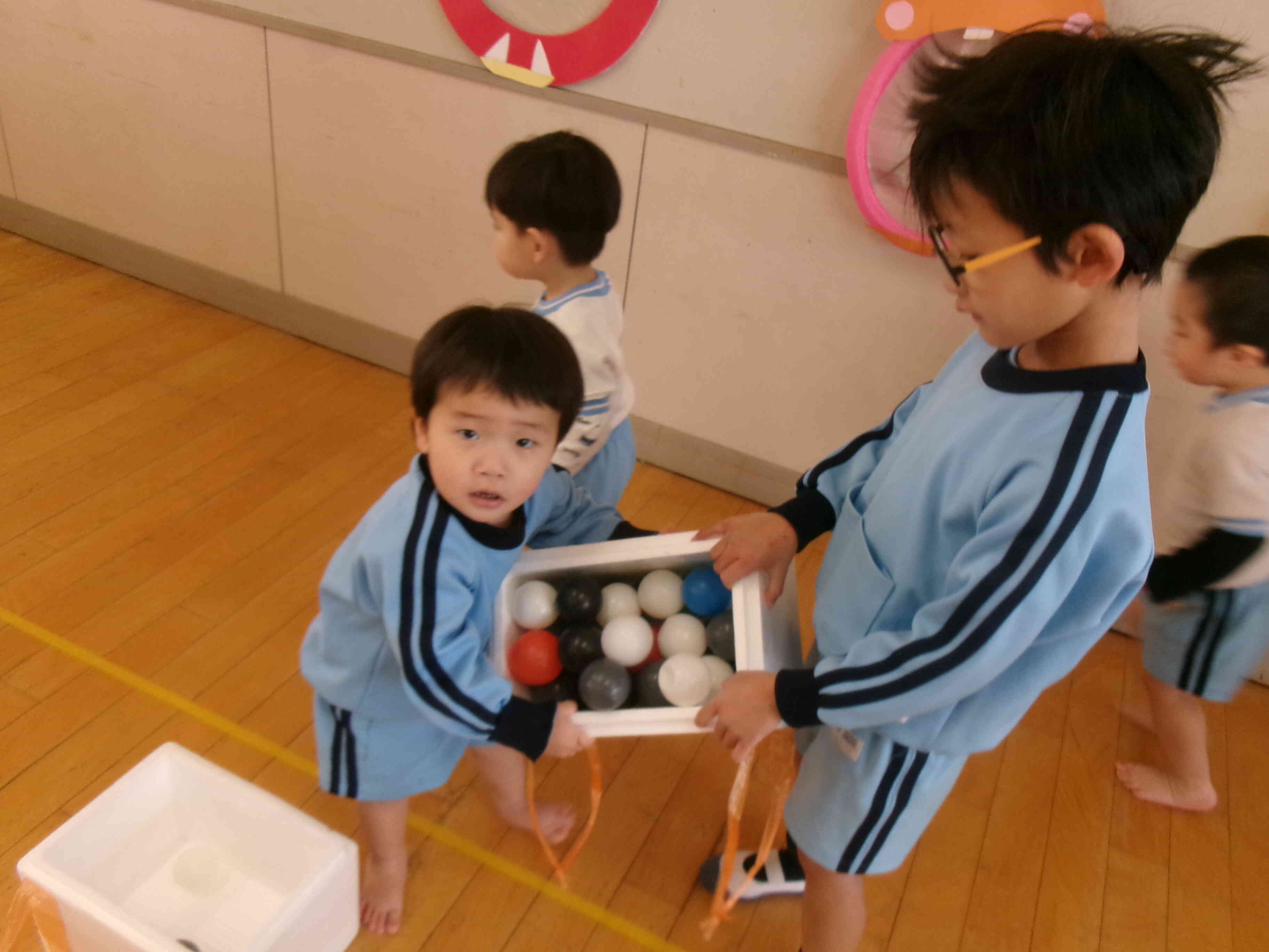 重たいけどお兄ちゃんが手伝ってくれるから平気！