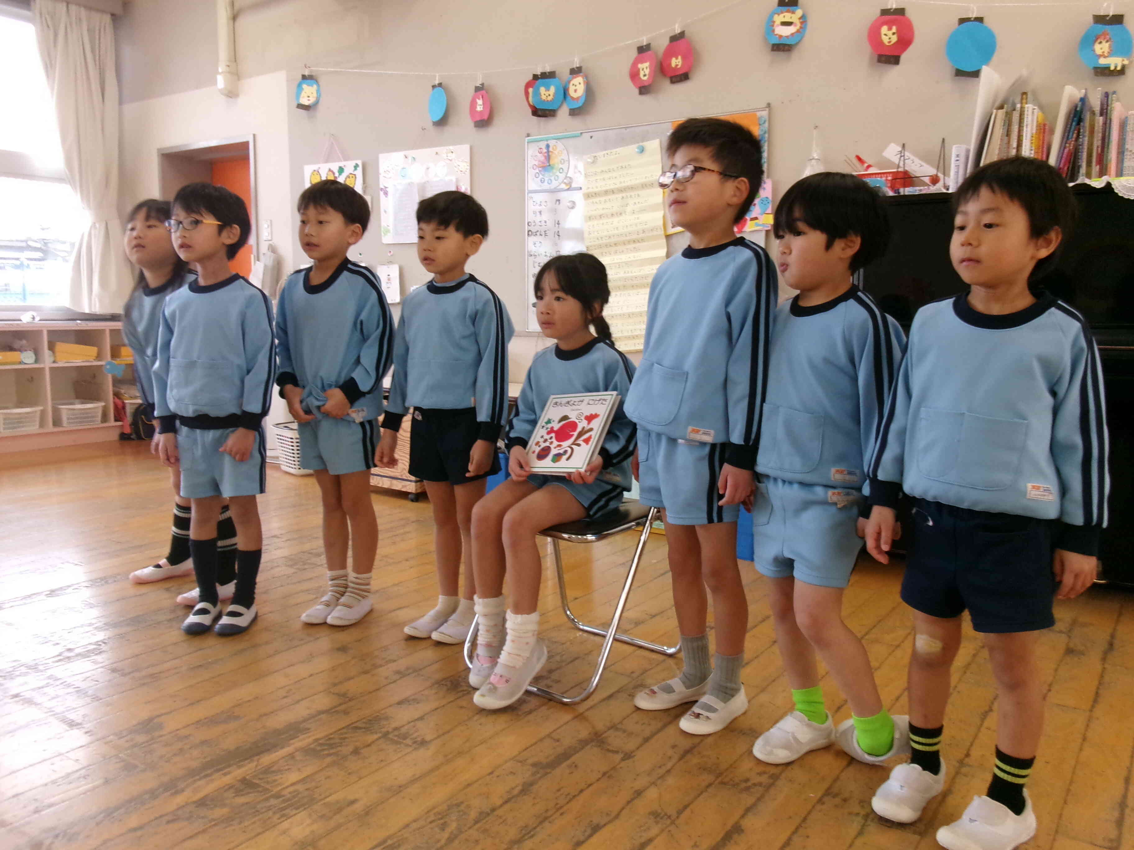 絵本の読み聞かせの練習してます。