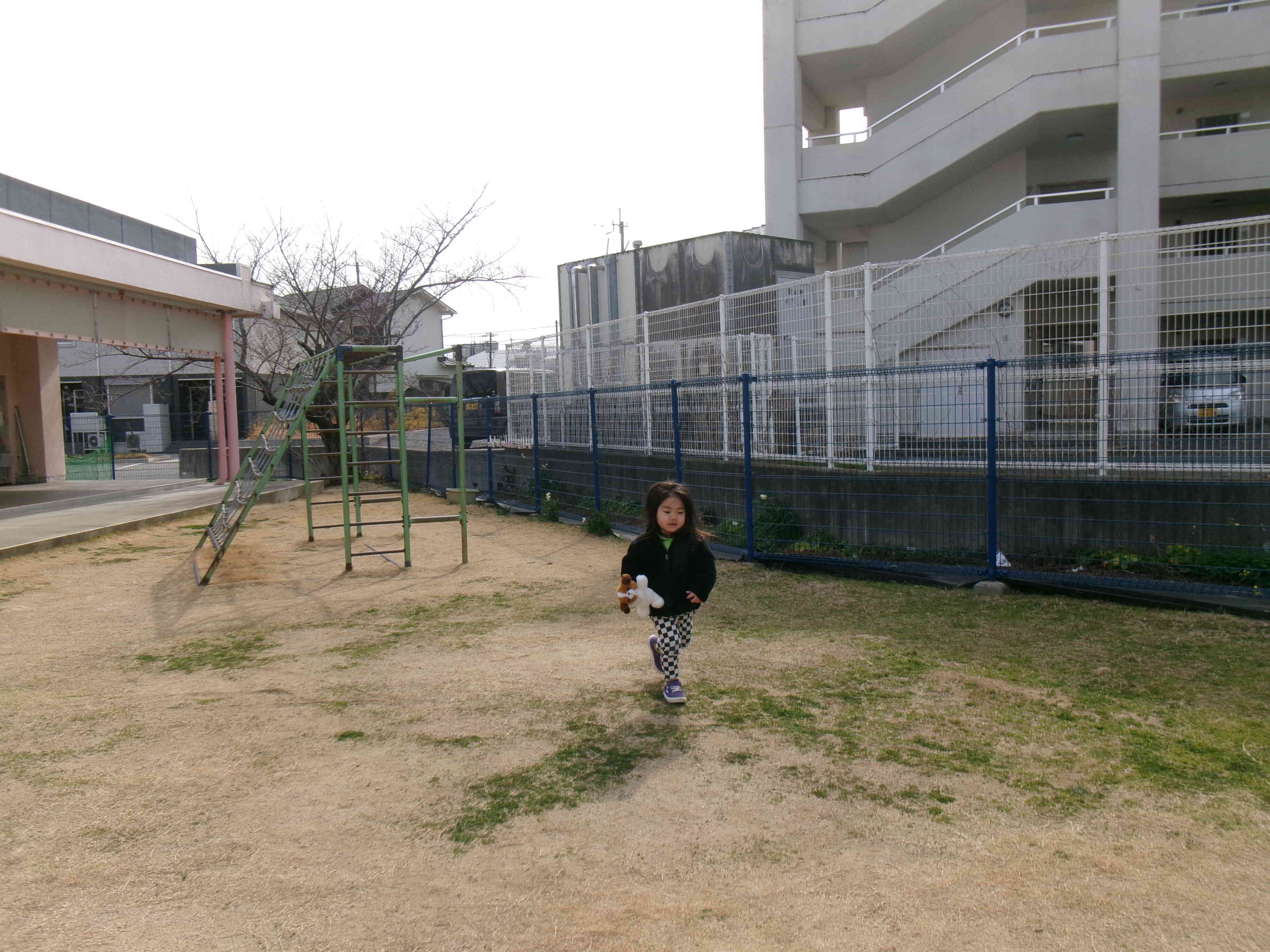 広い園庭を走っちゃえ！！