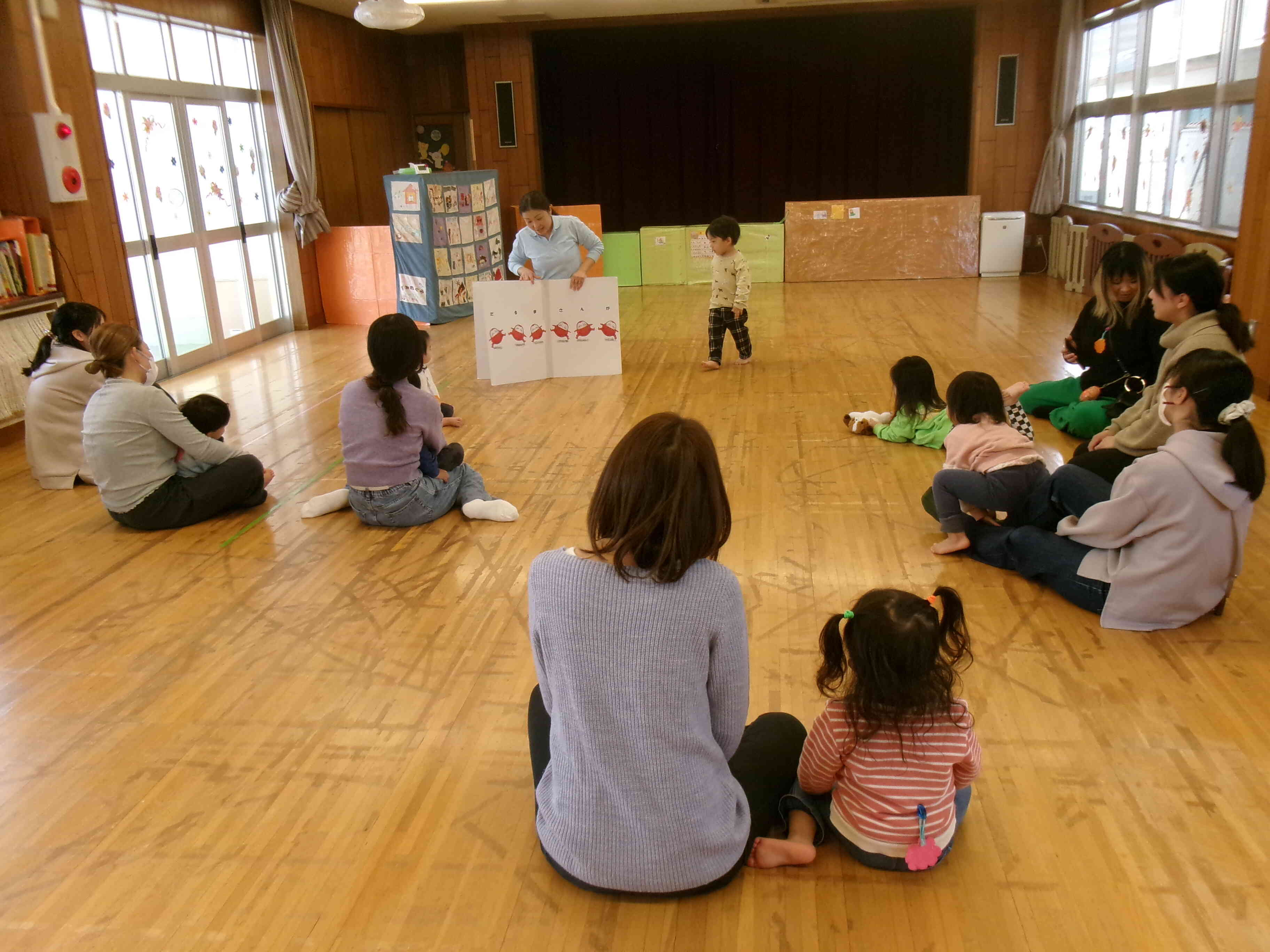 最後はみんな大好きな『だるまさんが』でゆっくりタイム。今日も楽しんだね♬