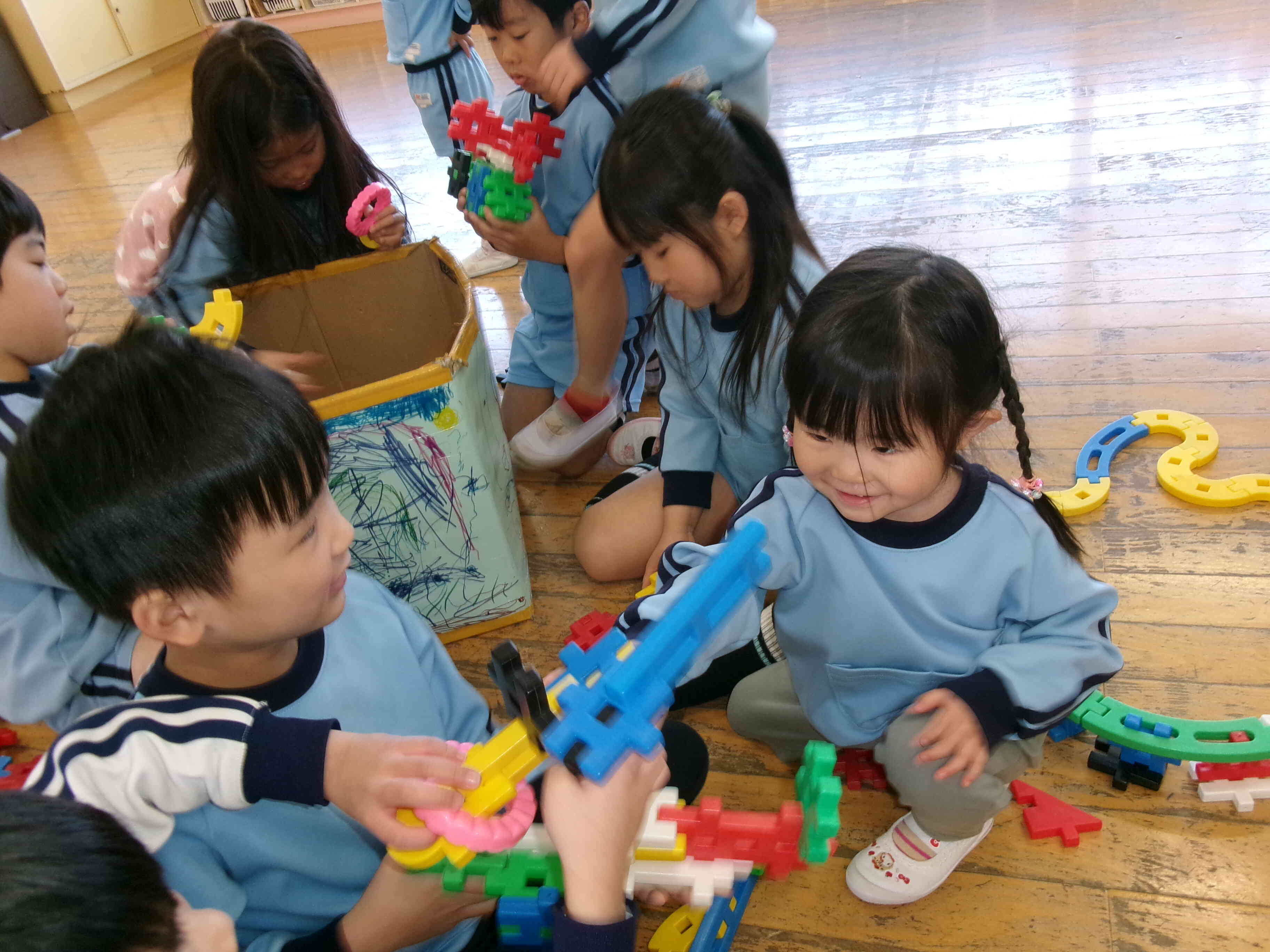 ブロックで車を作ってもらったよ。