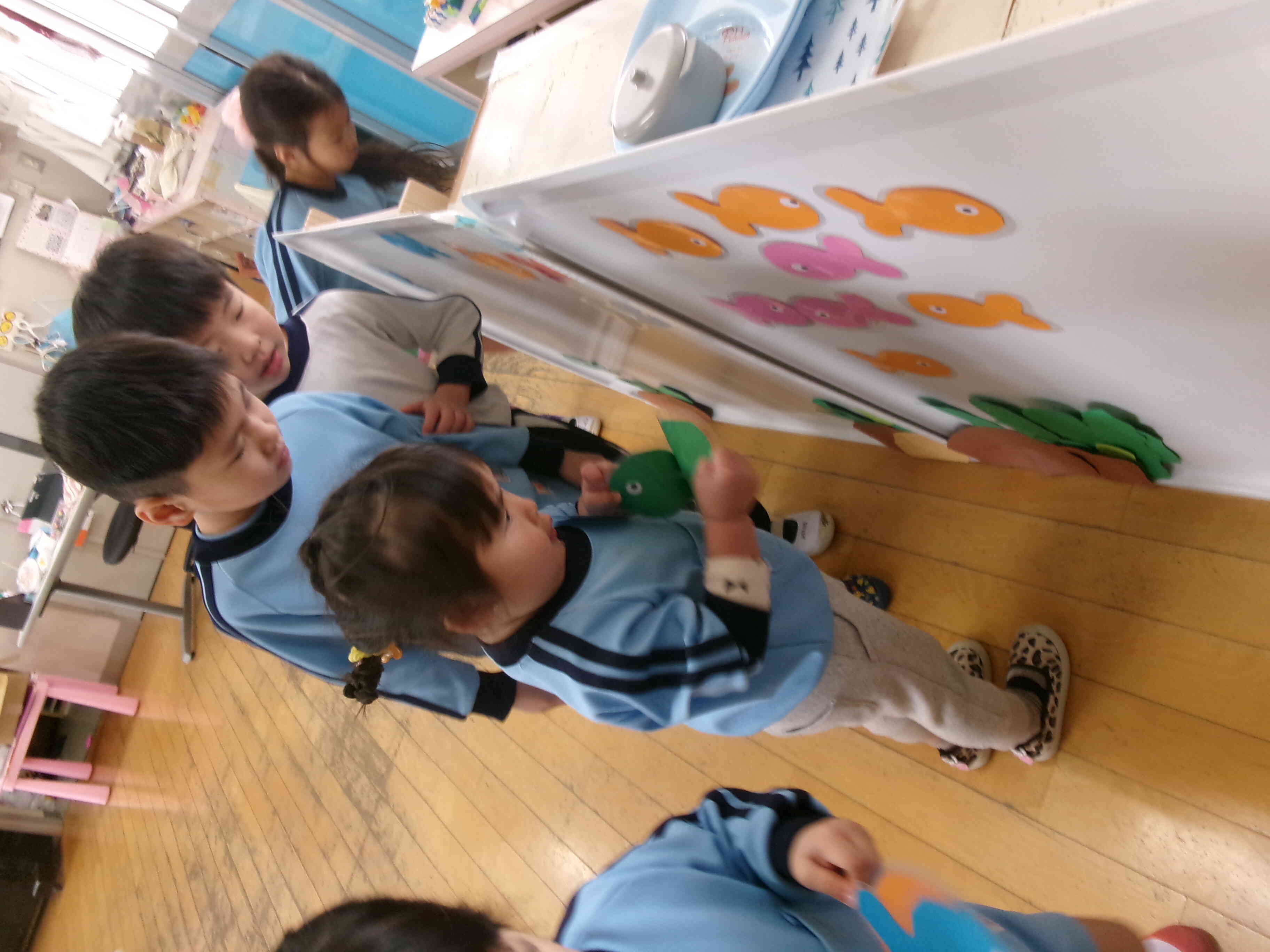 きんぎょをお池のもどそうね。