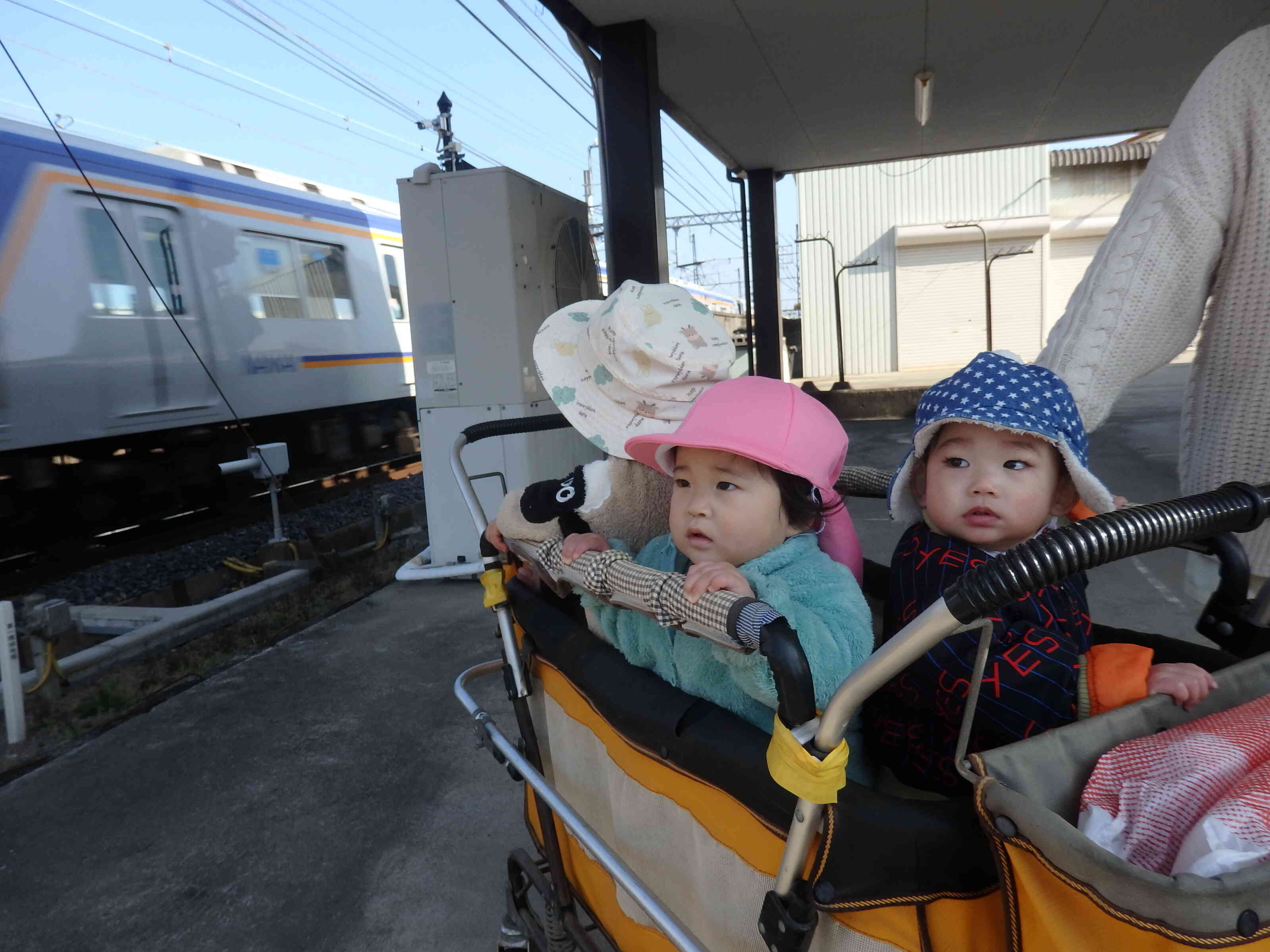 電車早いな～！