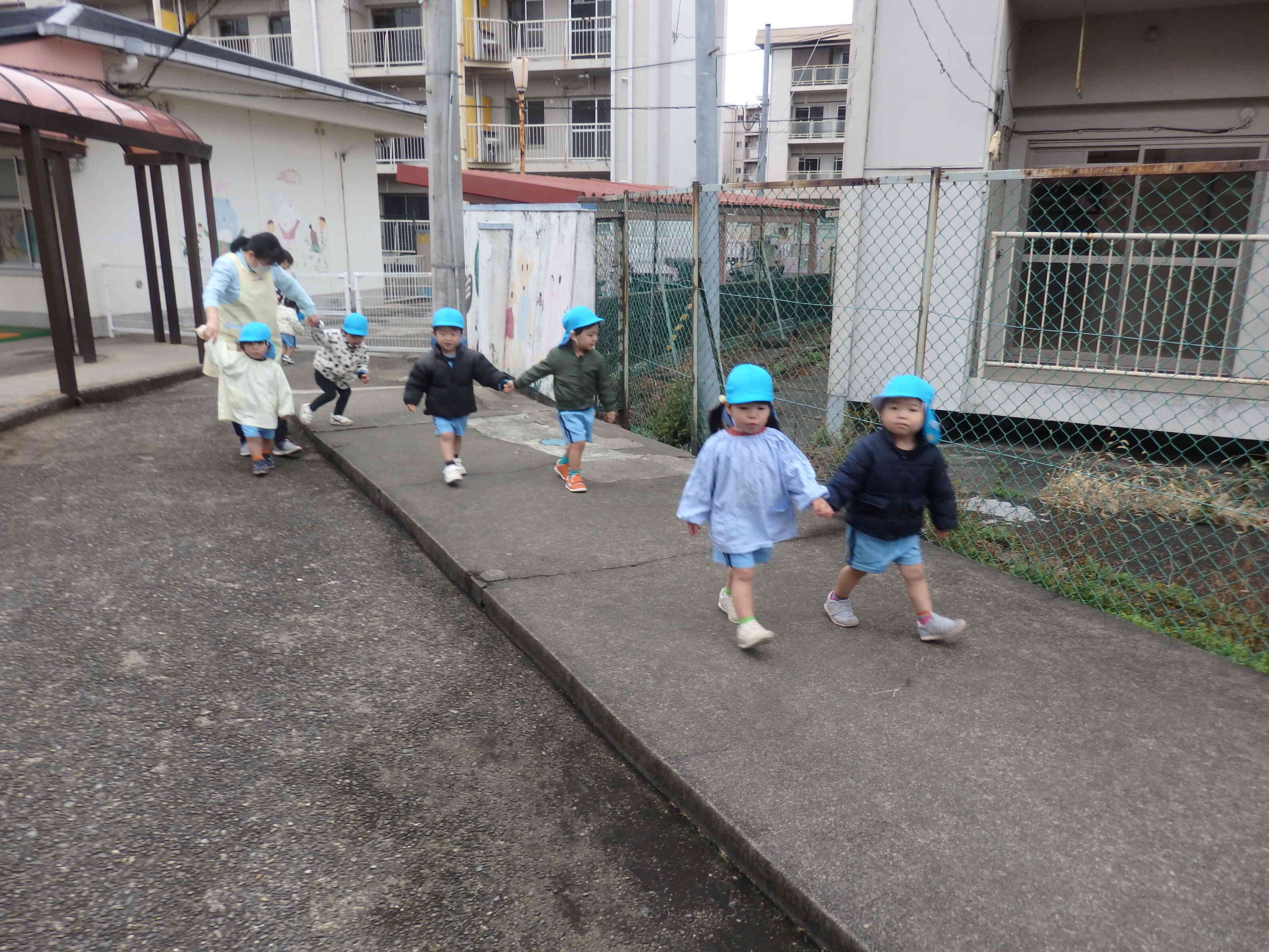 お友だちと手を繋いで頑張って歩いたよ☆