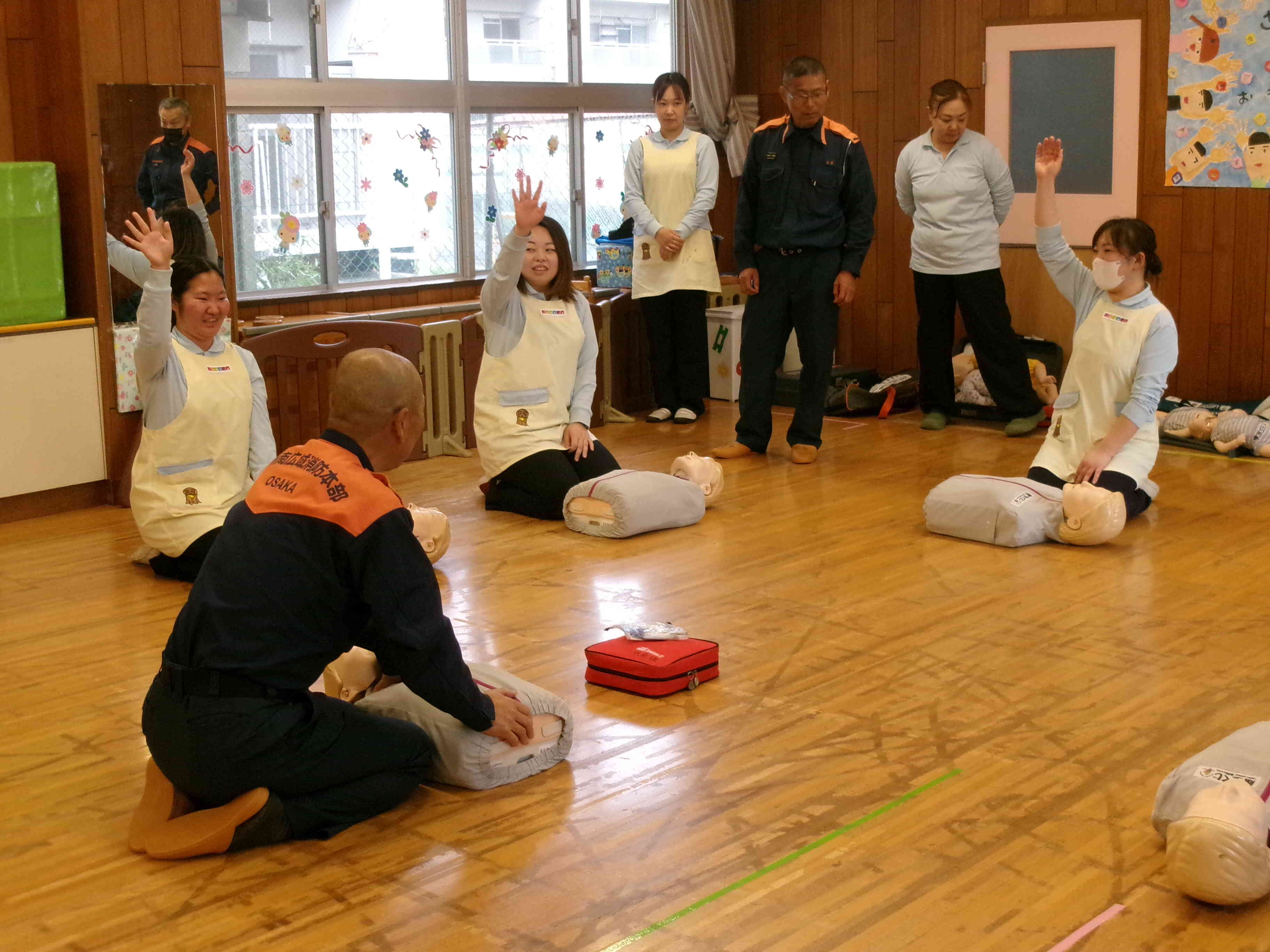 「ここに倒れている人がいます」と周囲に知らせていますよ。