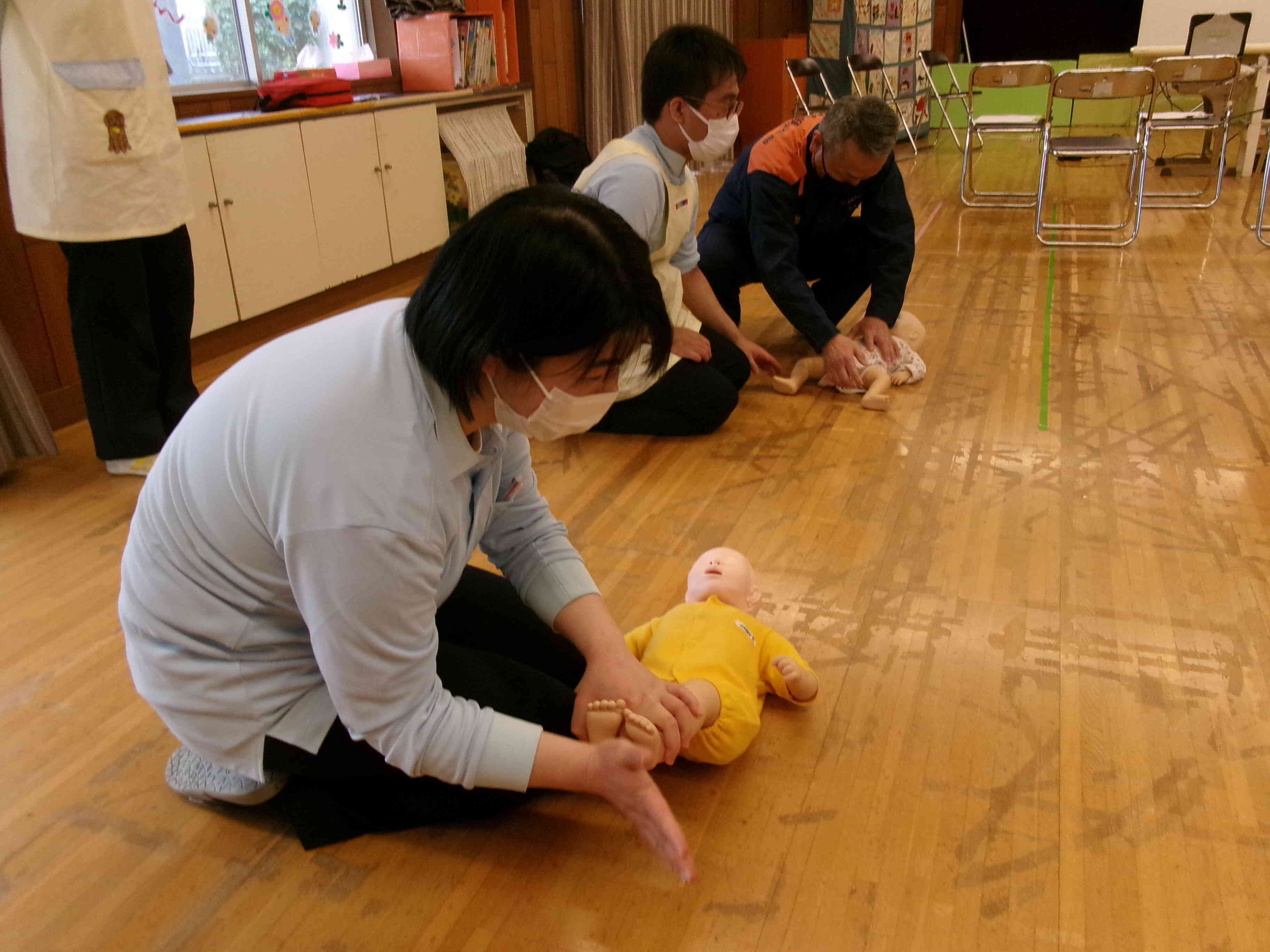 足の裏を叩いて意識があるか確認中です。