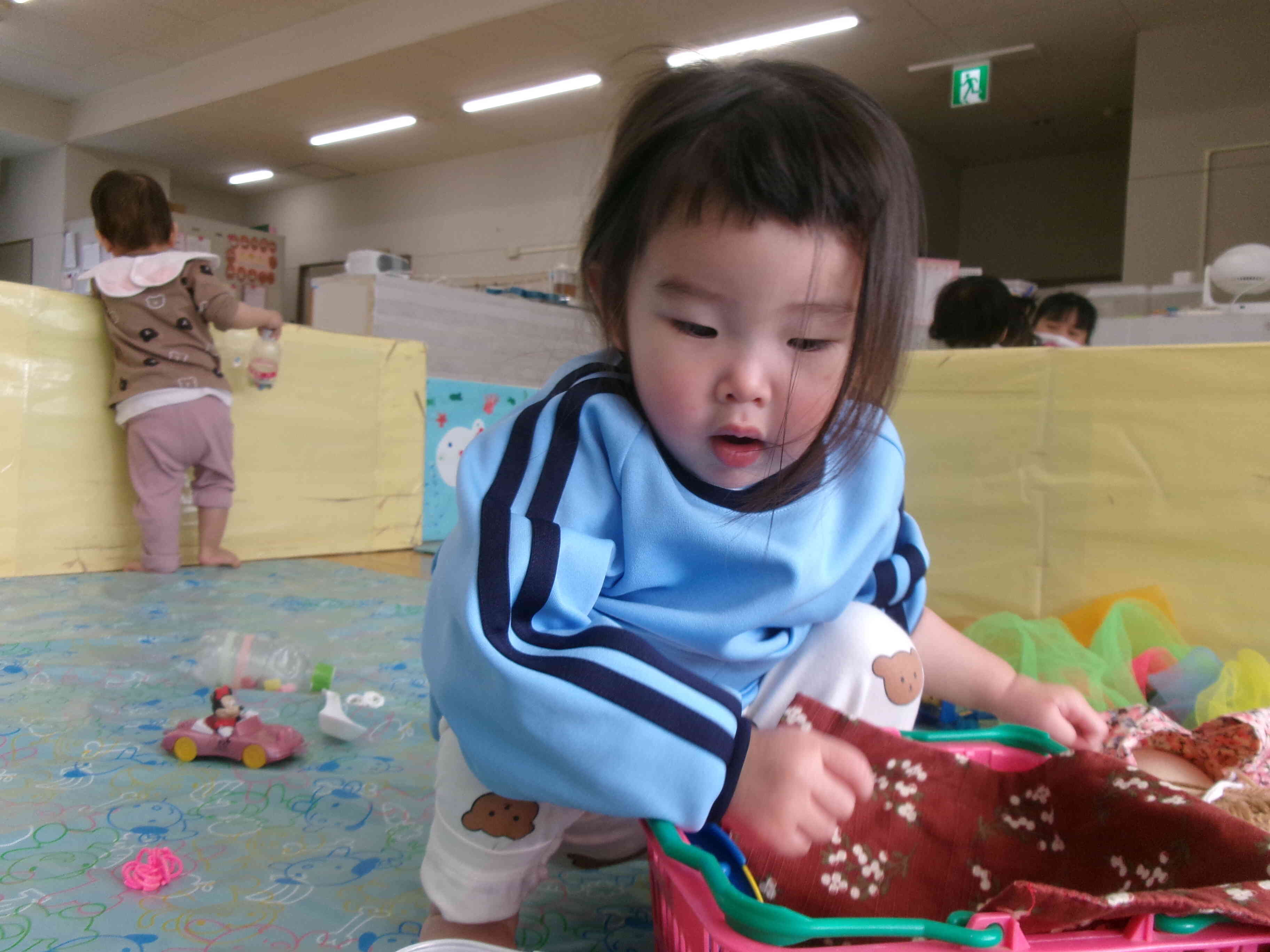 お人形のお世話に大忙し！