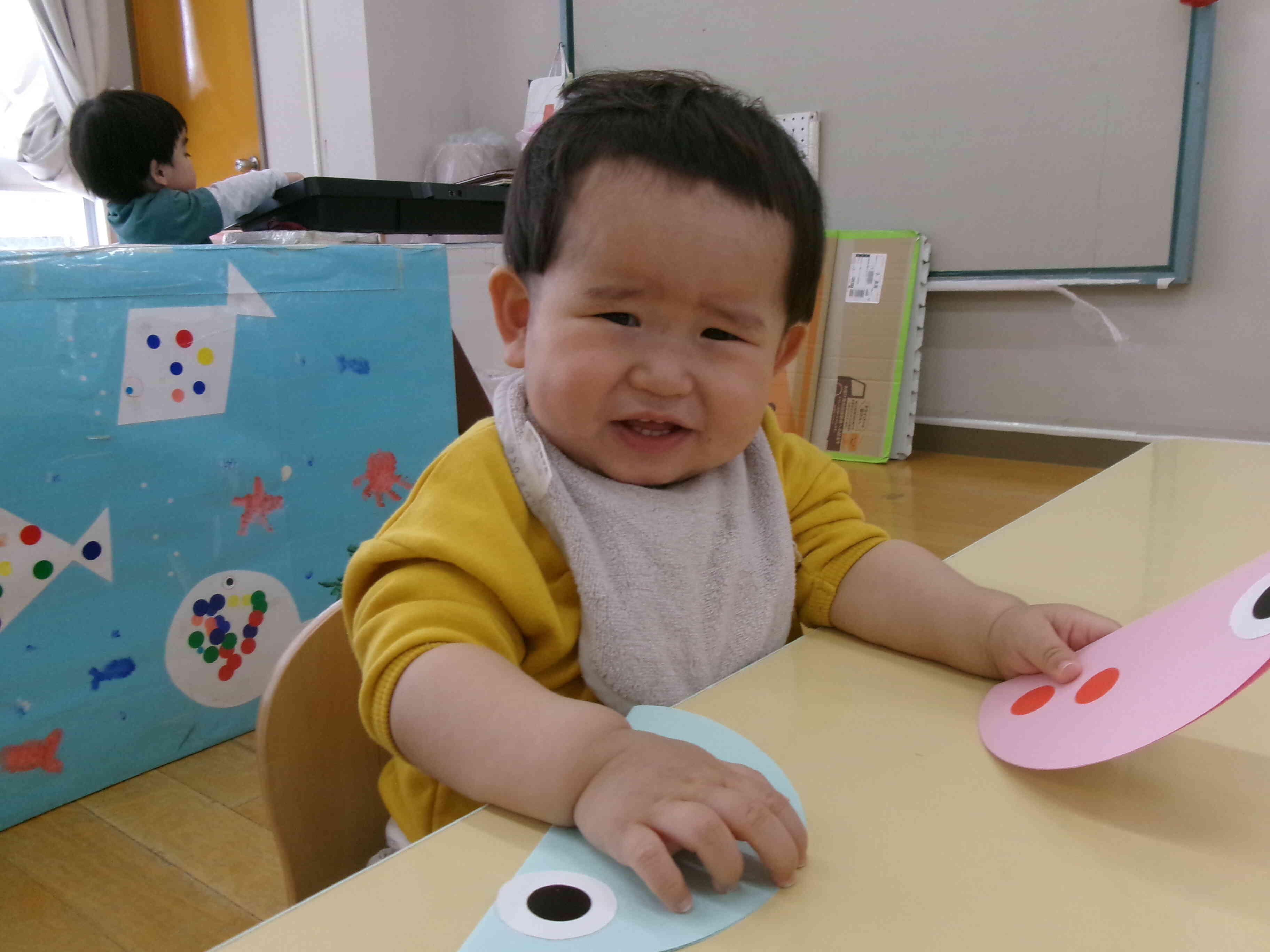 こいのぼりの製作でシールを貼ったよ♪