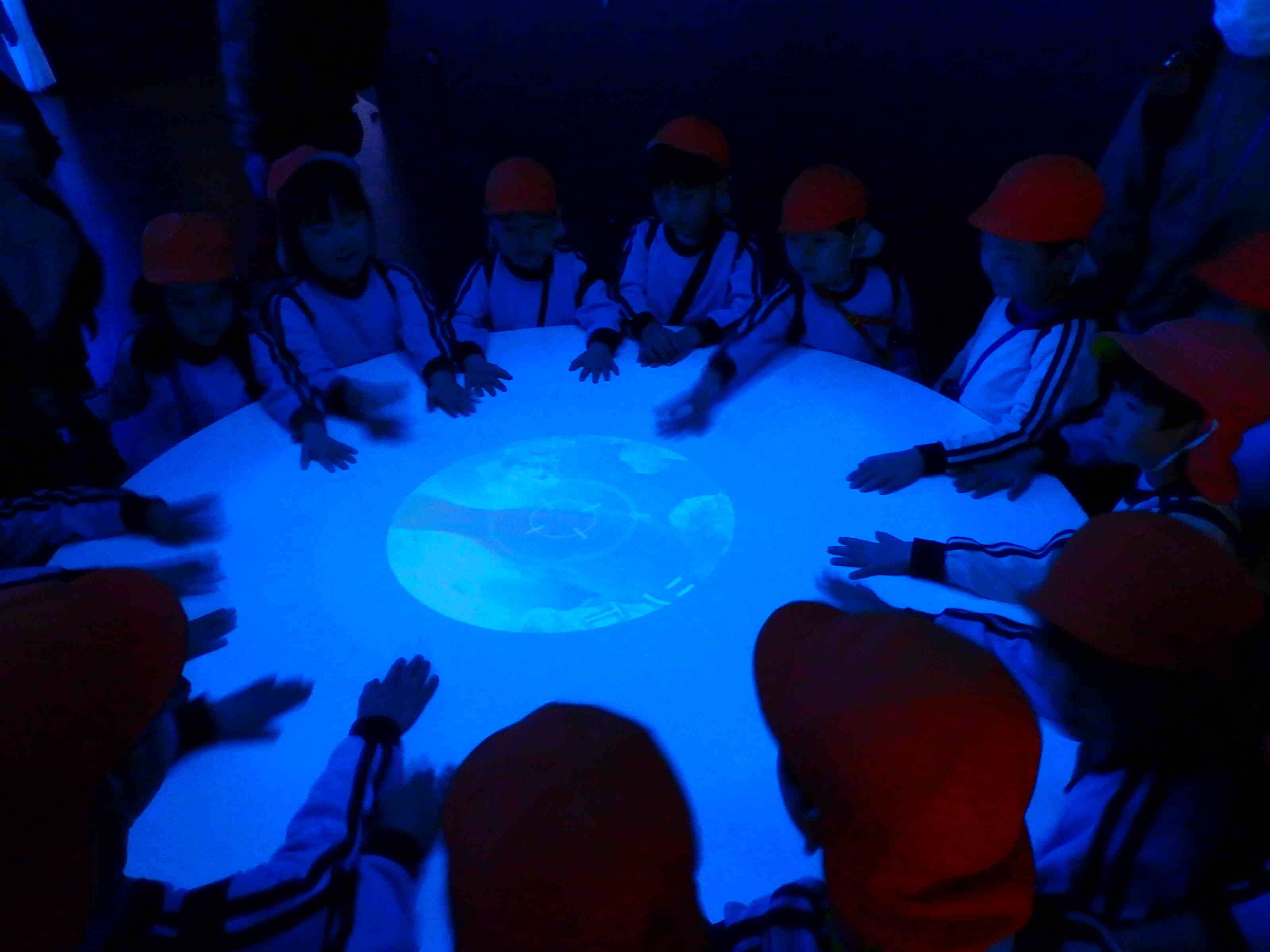 映った映像にタッチ。