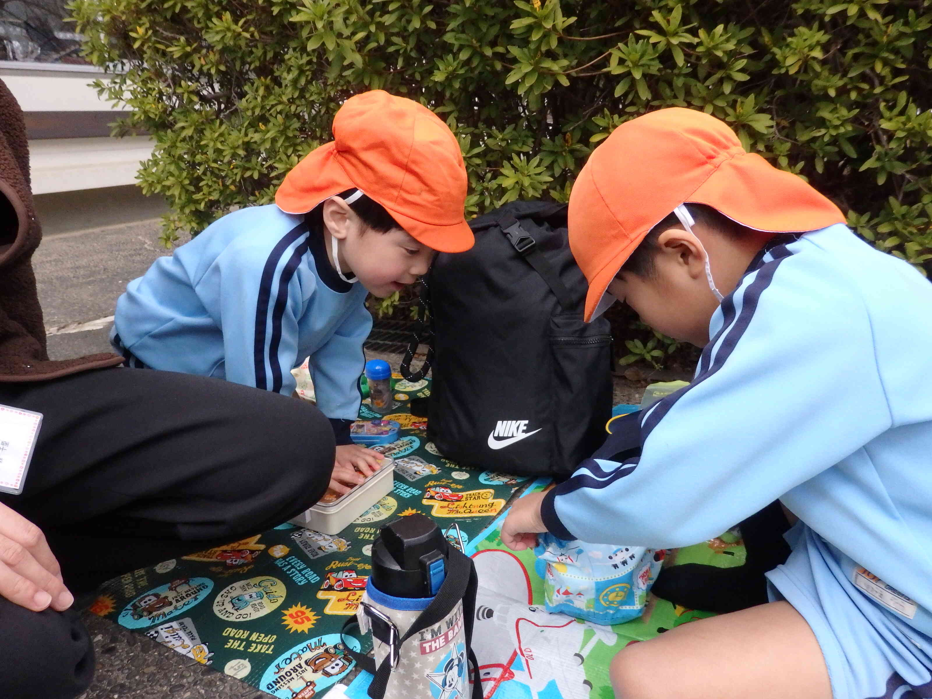 「ねぇねぇ、お弁当見せて～。」「ちょっと待って」