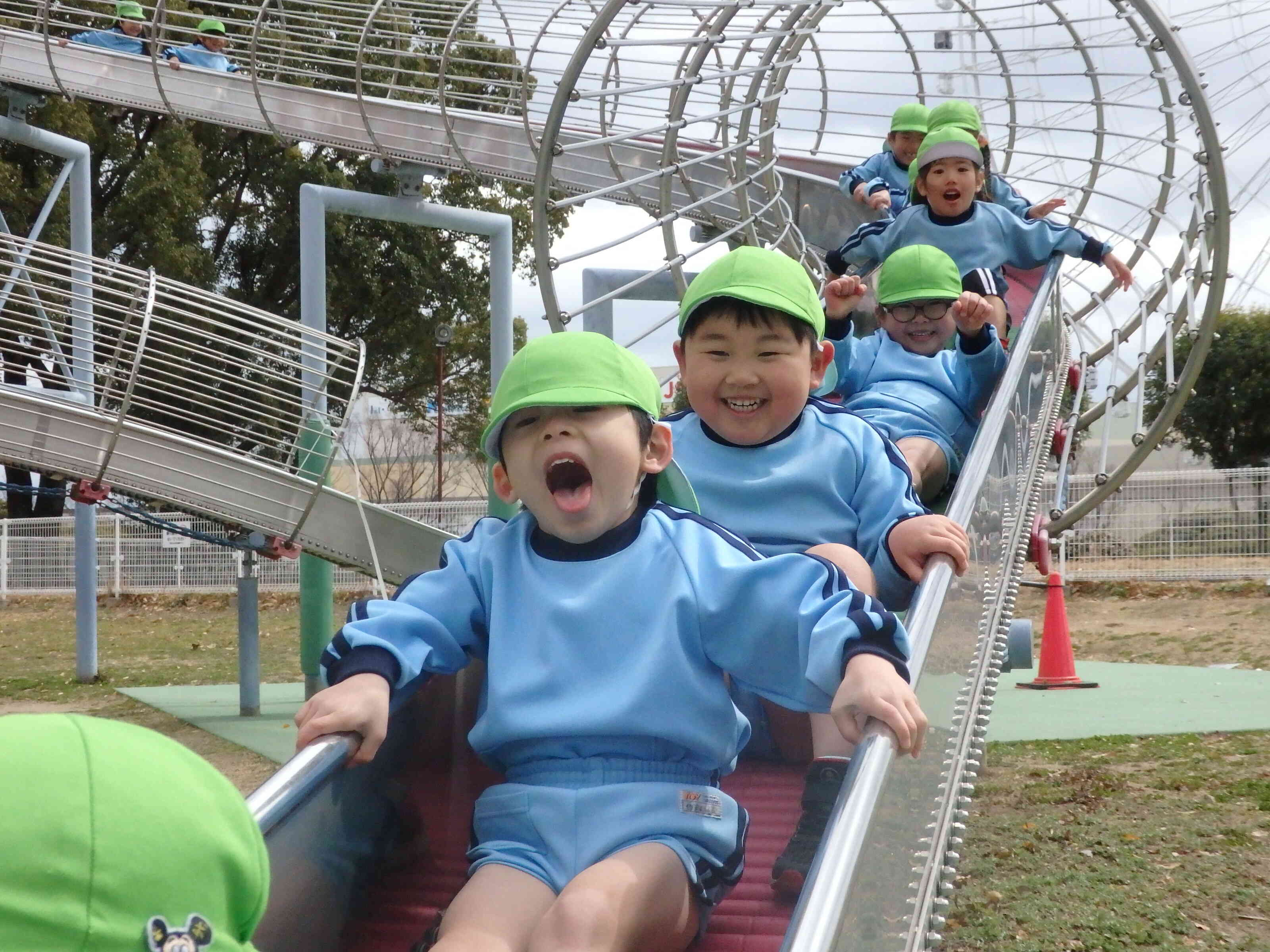 万博公園のローラーの滑り台、ボコボコして楽しいなぁ。