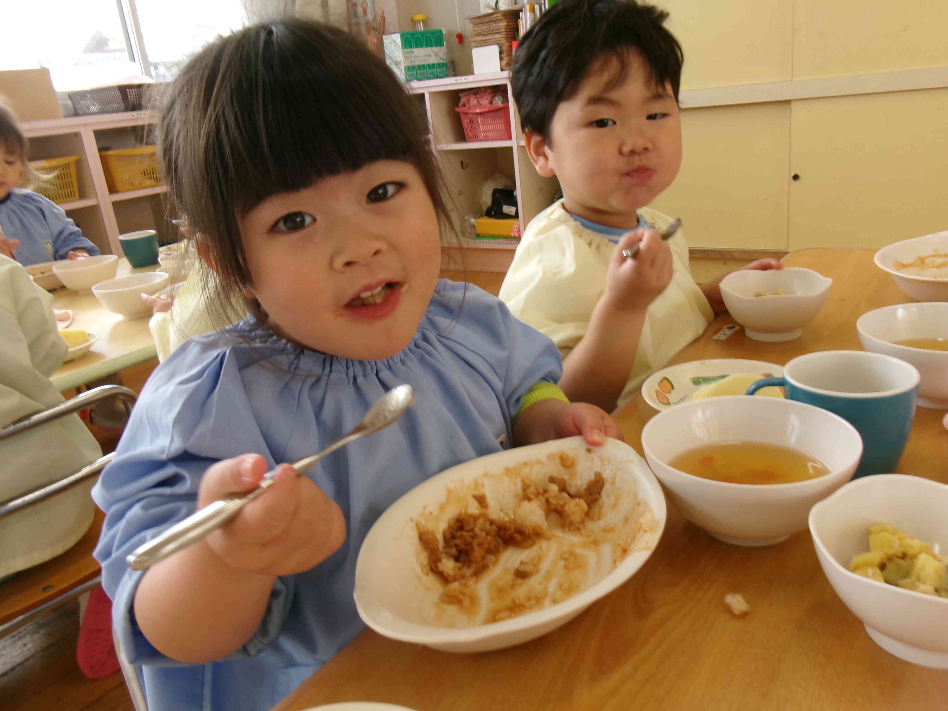 たくさん遊んだ後は給食の時間だよ！