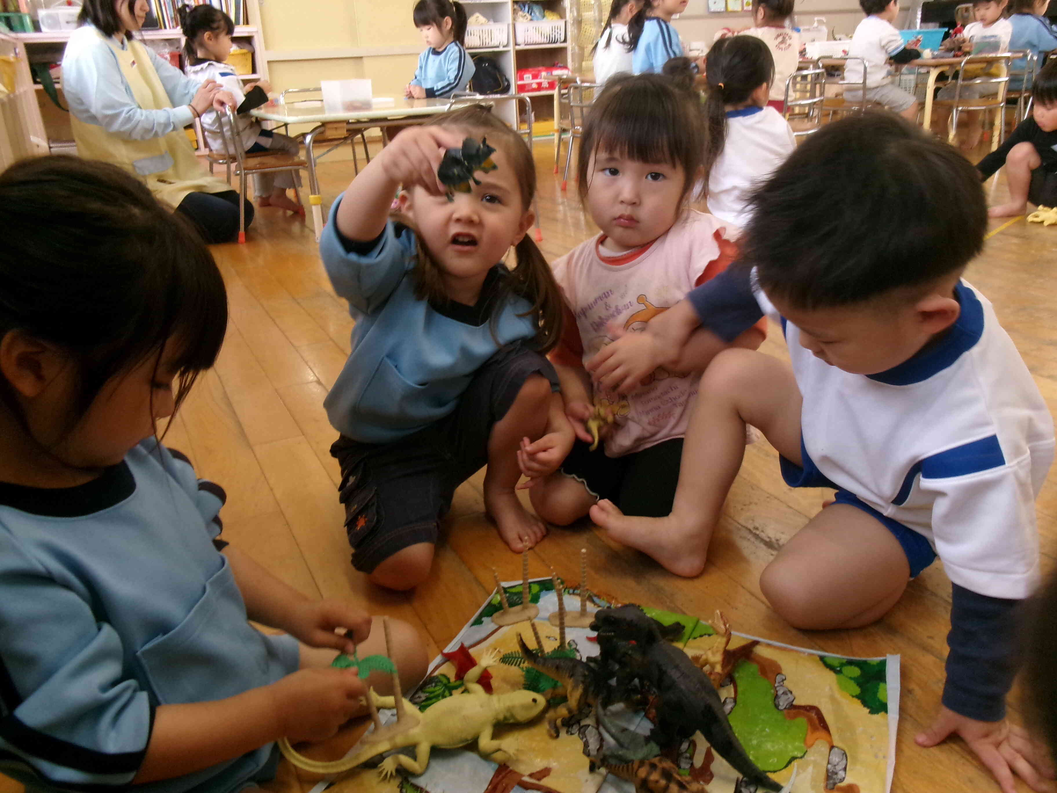 お友だちと一緒に恐竜のおもちゃで遊んでいたよ！