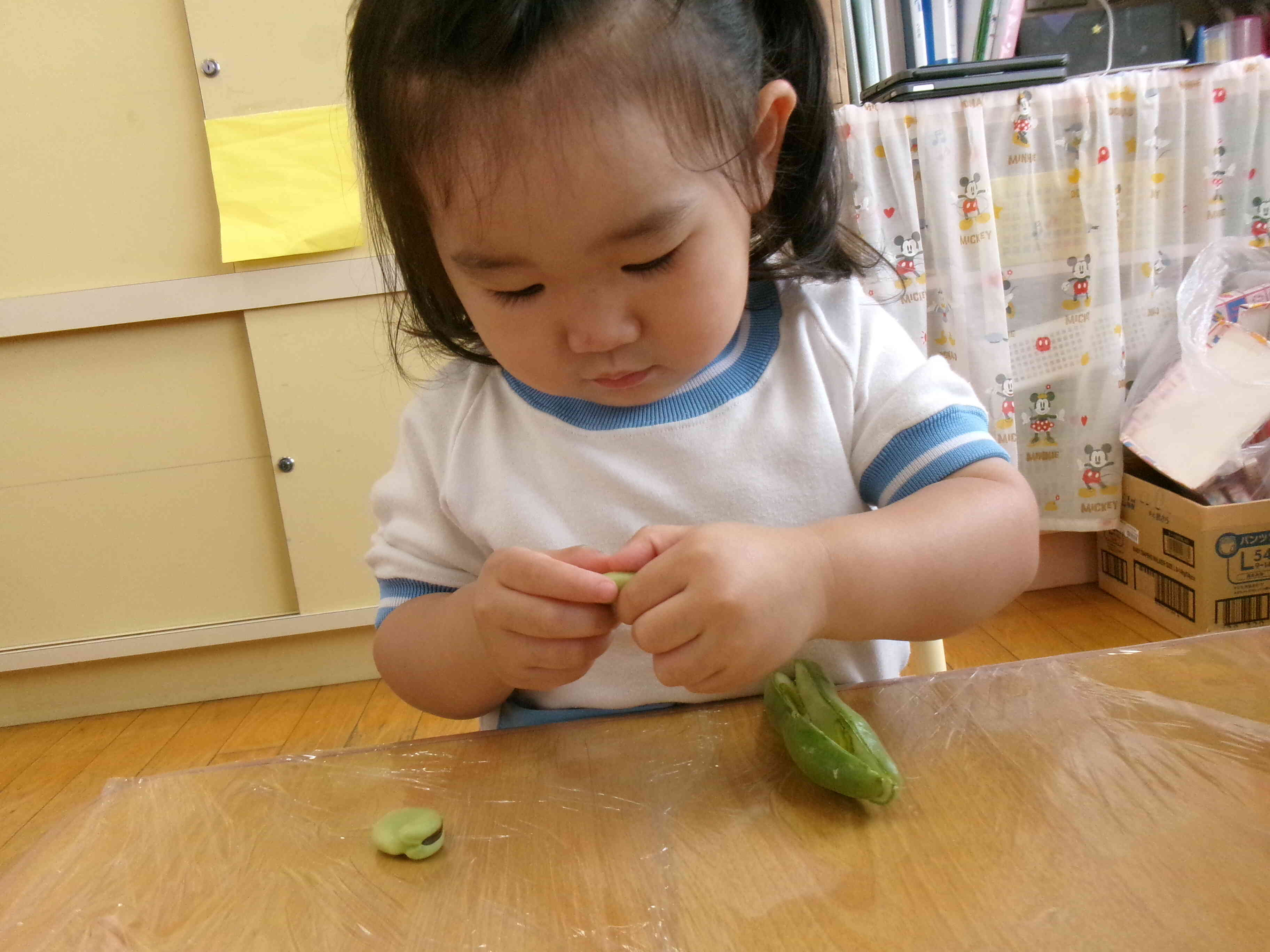 ＜食育＞そらまめの皮むき