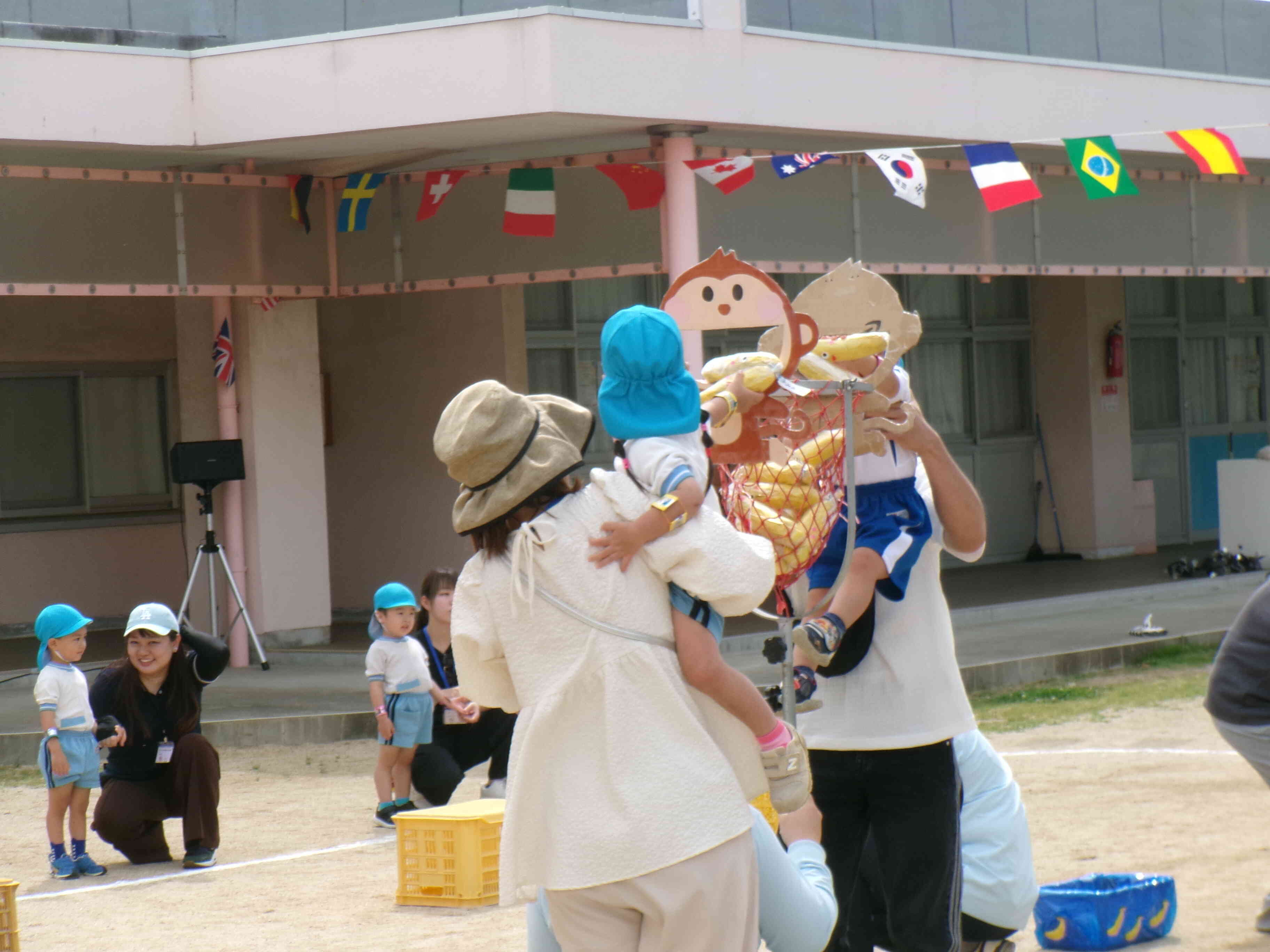 ２歳児の親子競技です！おうちの人と一緒におさるさんにバナナをあげています～♪