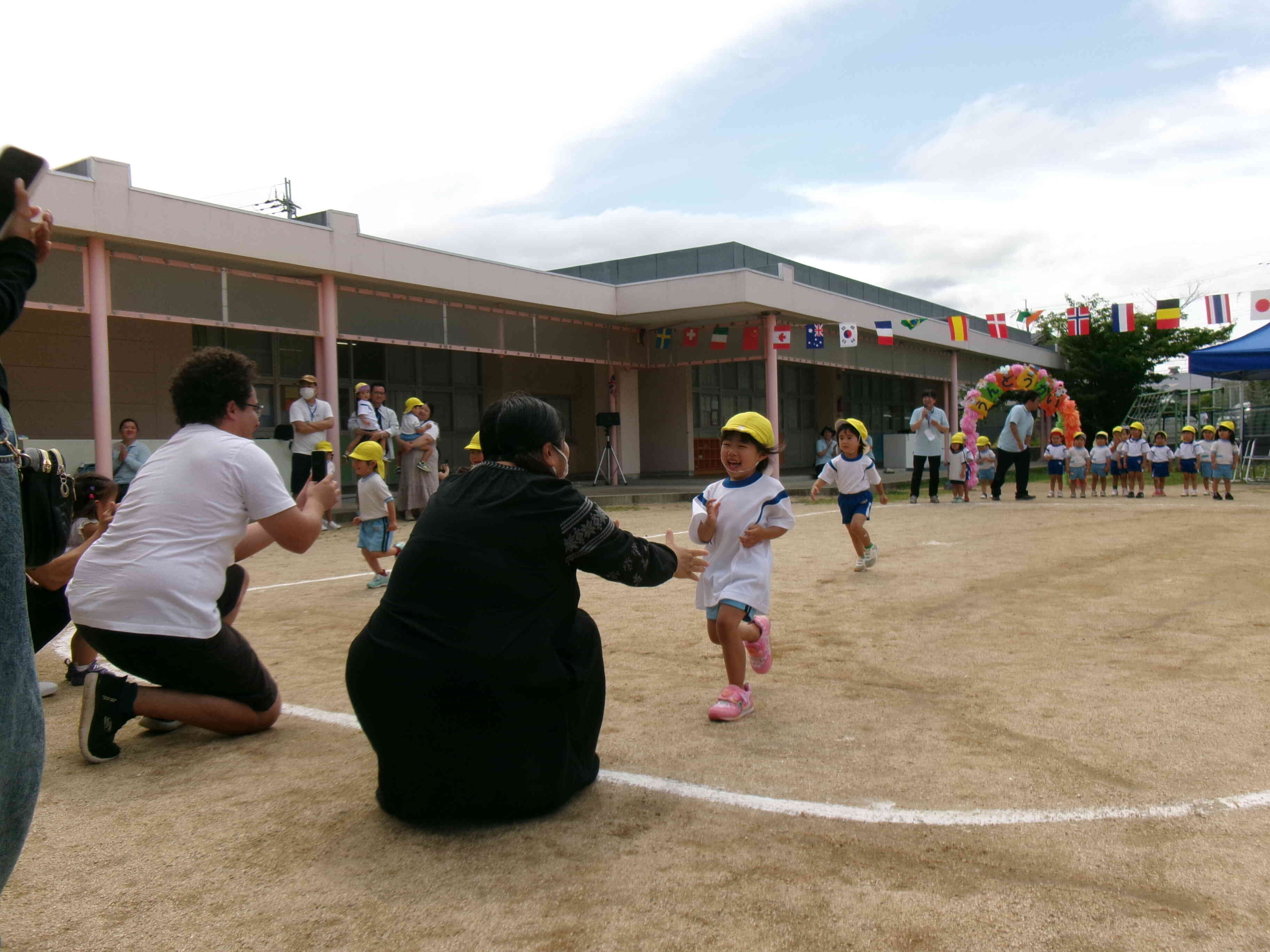 かけっこの様子です！おうちの人の所まで一生懸命走っています！