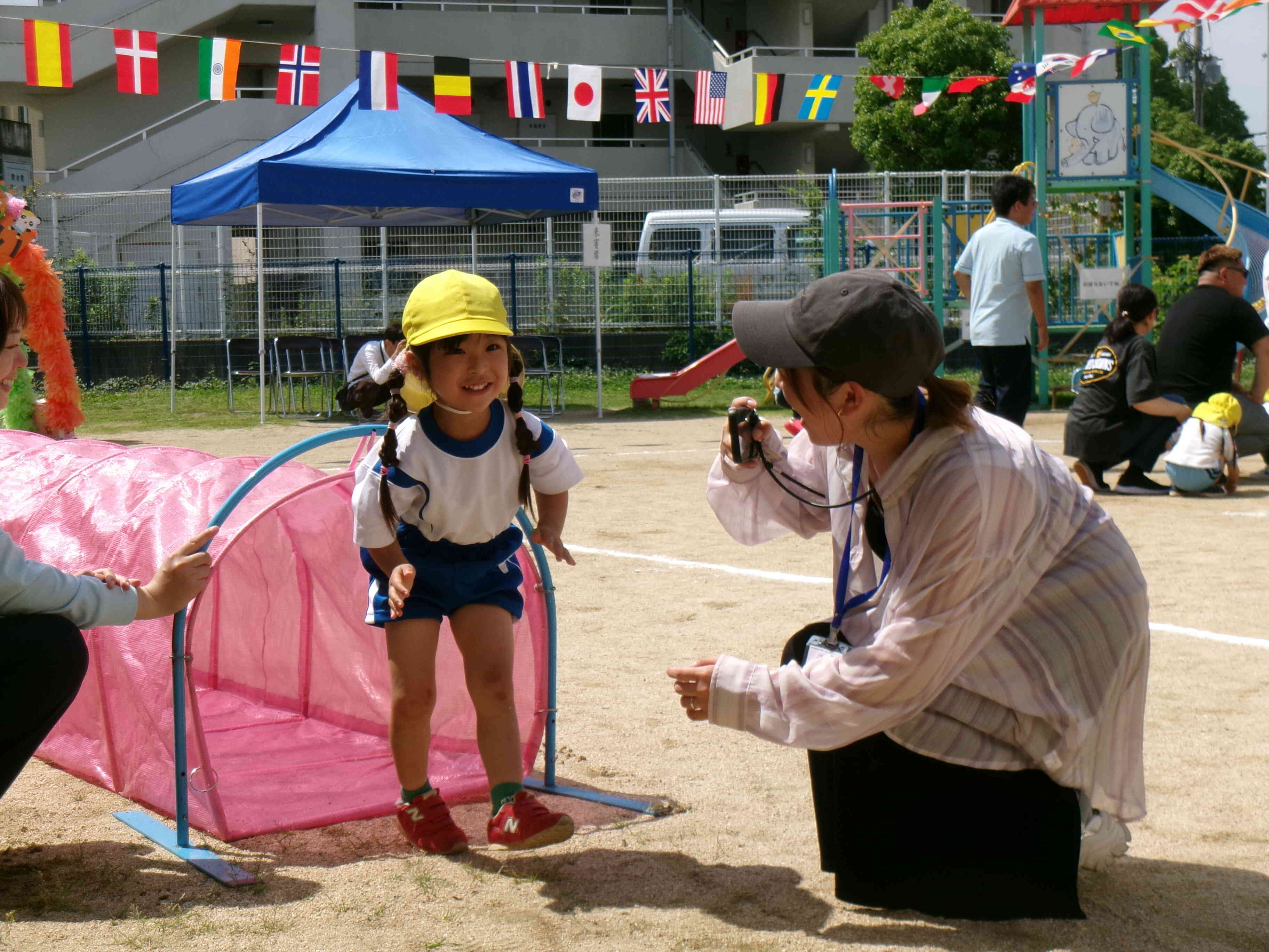 ３歳児の親子競技の様子です！トンネルをくぐっておうちの人のところまで！