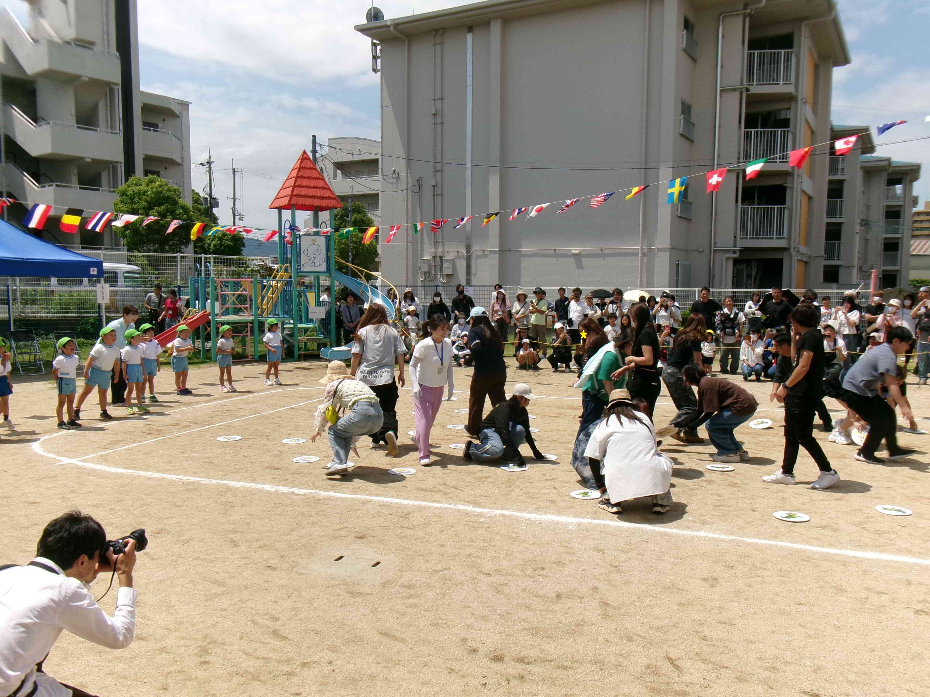５歳児のひっくり返しオセロです！今回はおうちの人対決もありましたよ。全力でひっくり返していますね！
