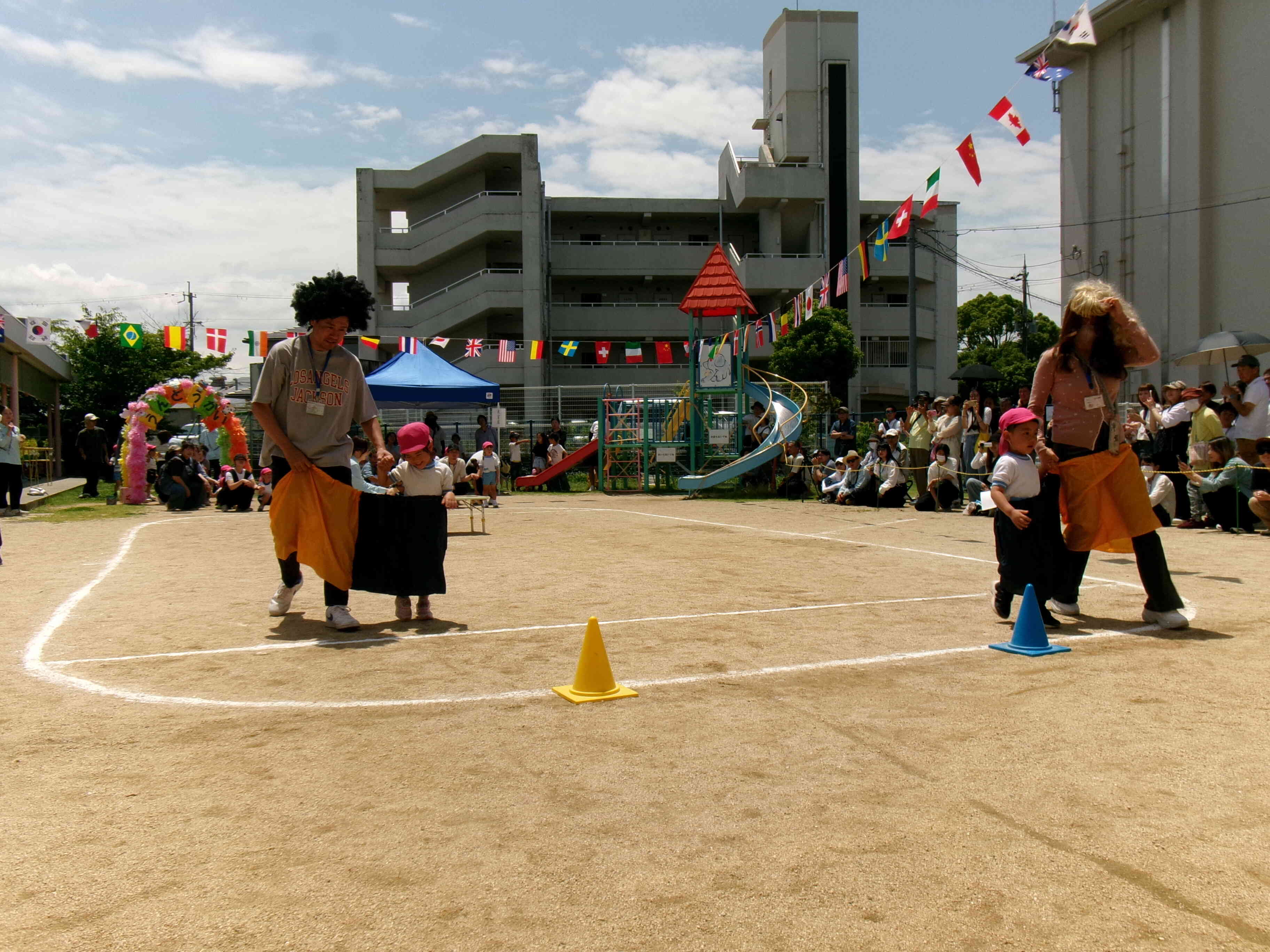変装デカパンリレーです！アフロも金髪もお似合い！？大盛り上がりでしたよ。