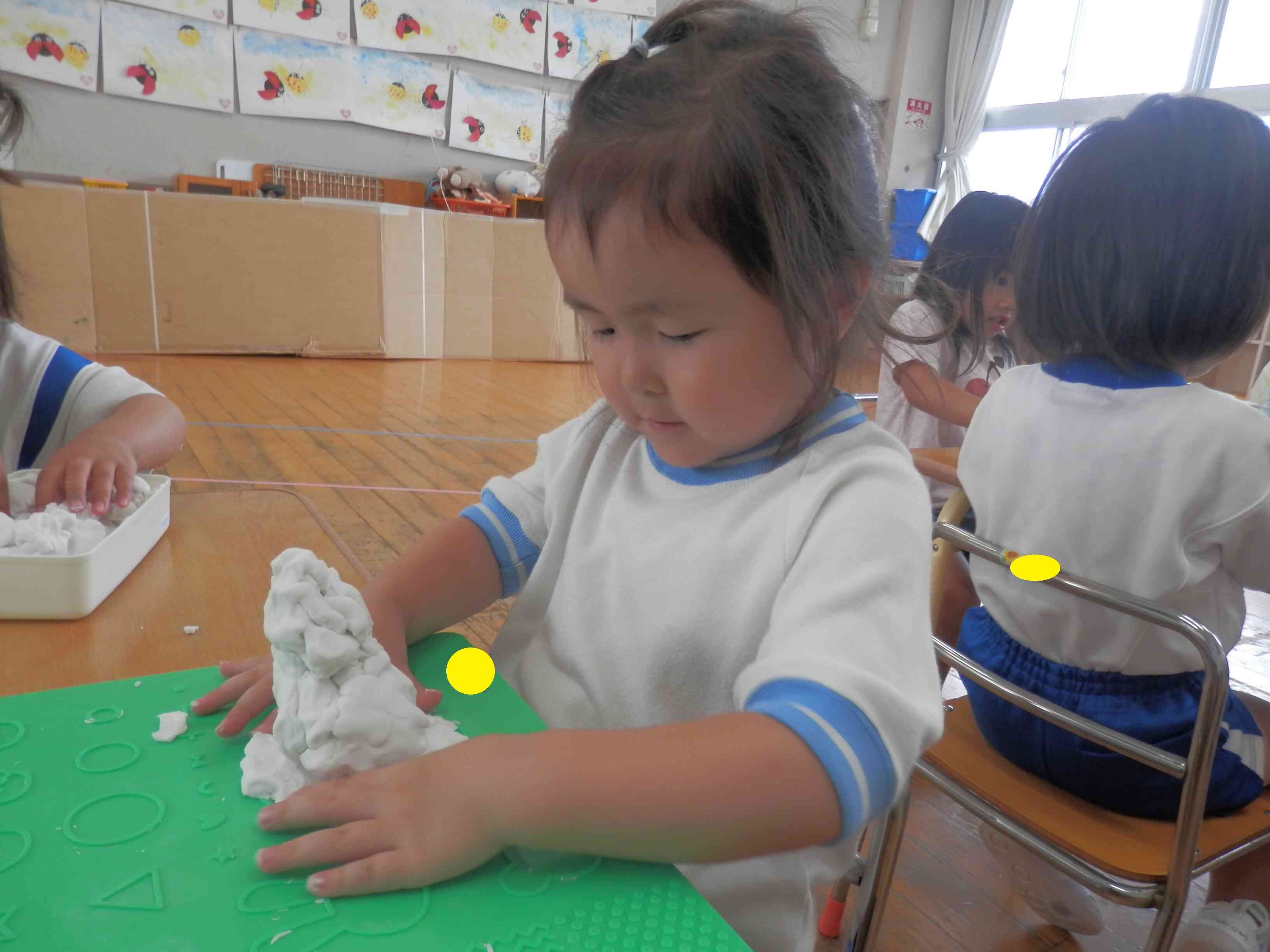粘土をたくさん積み上げてお山を作ったよ!