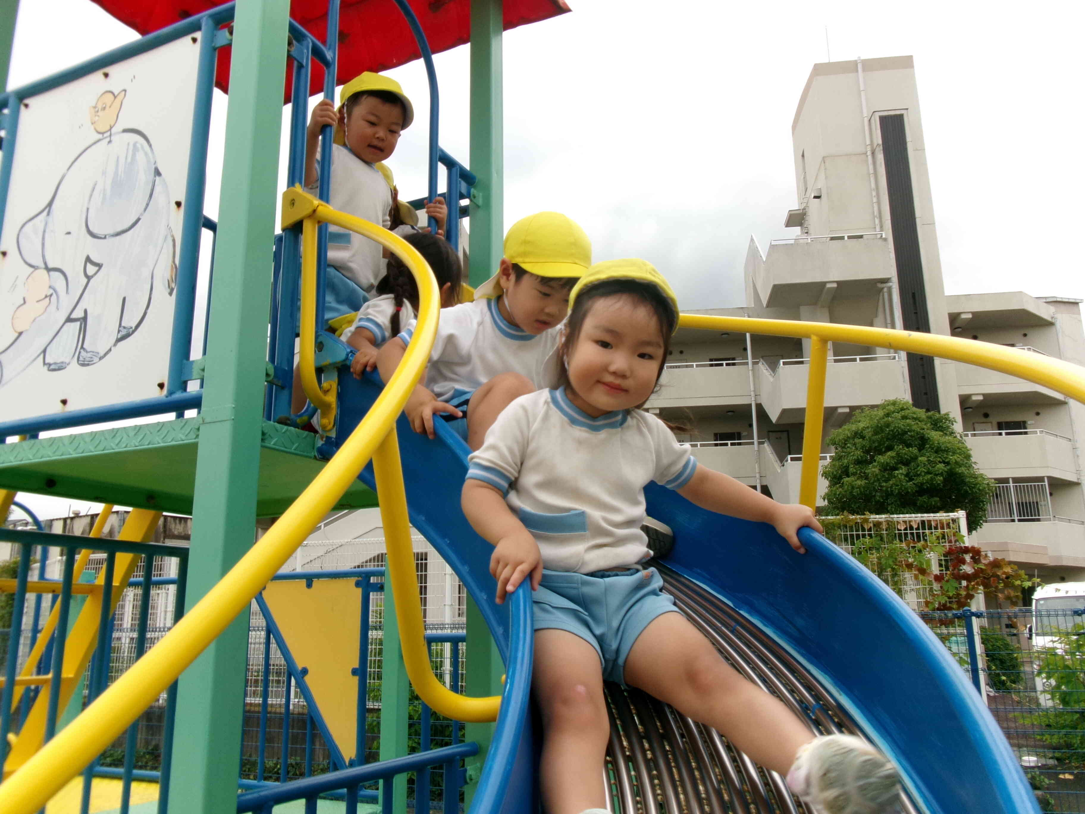 お友だちと一緒に滑り台で遊んだよ♪