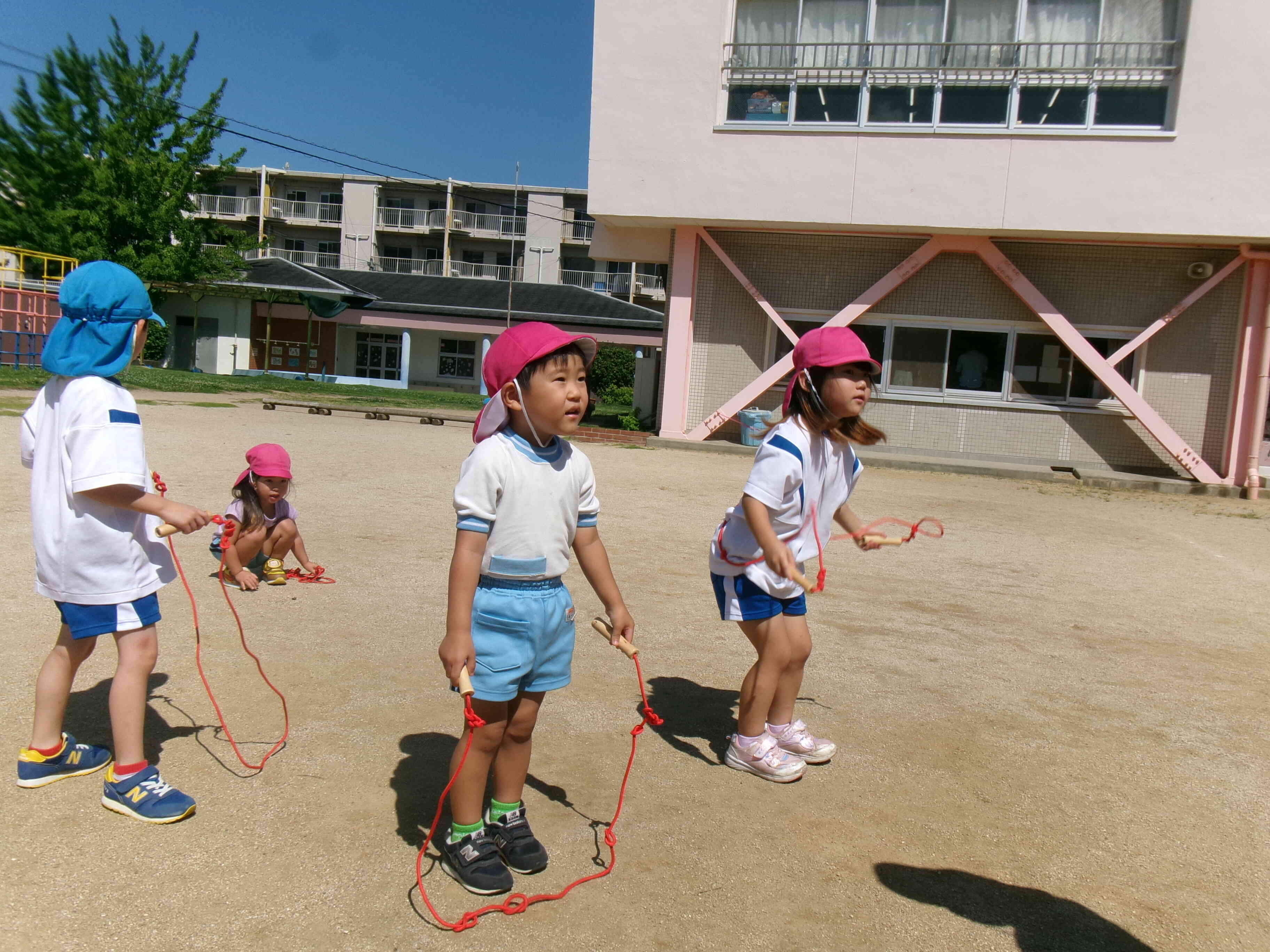 縄跳びを頑張って練習しているよ☆