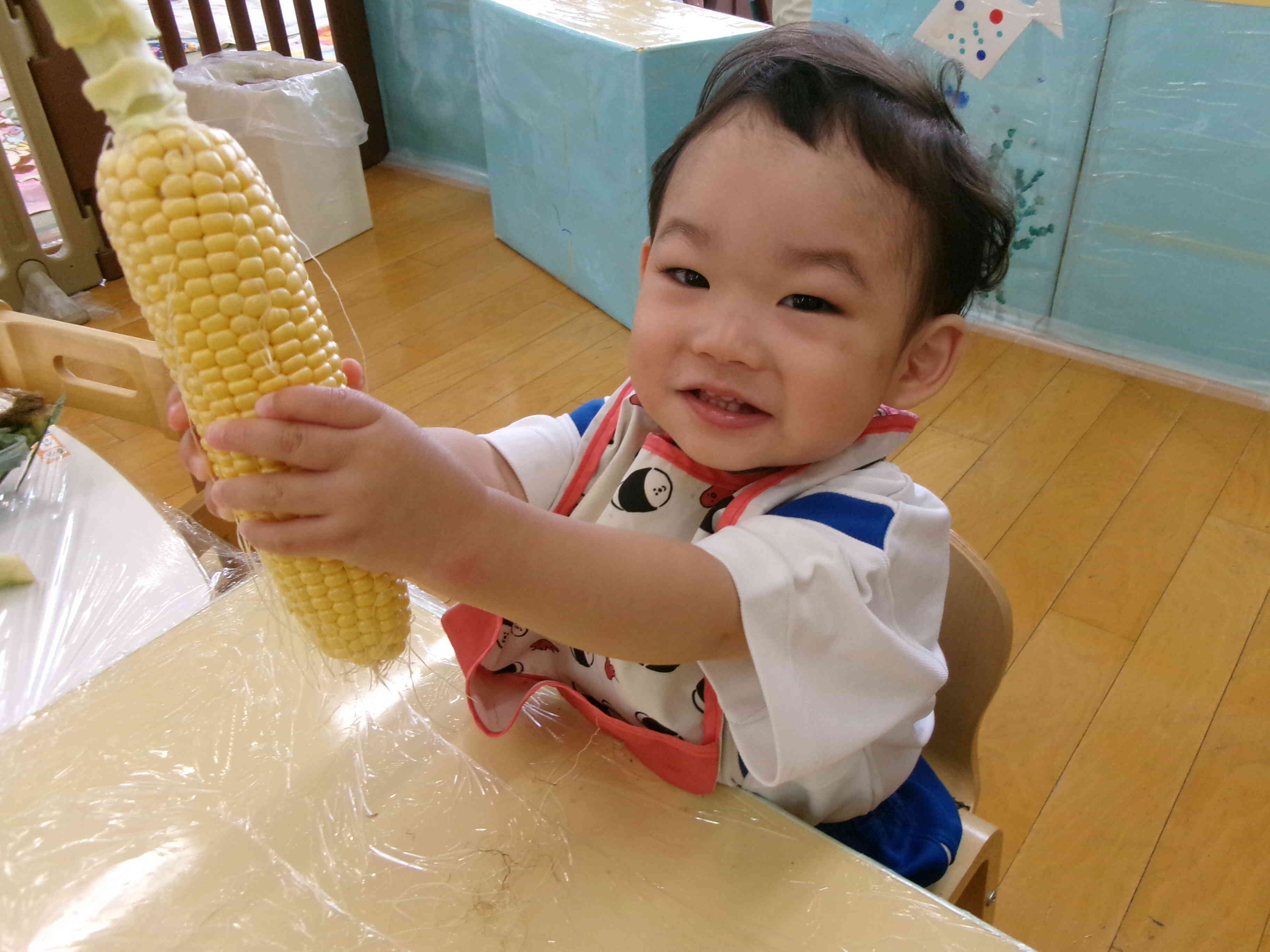 ＜食育＞とうもろこしの皮むき