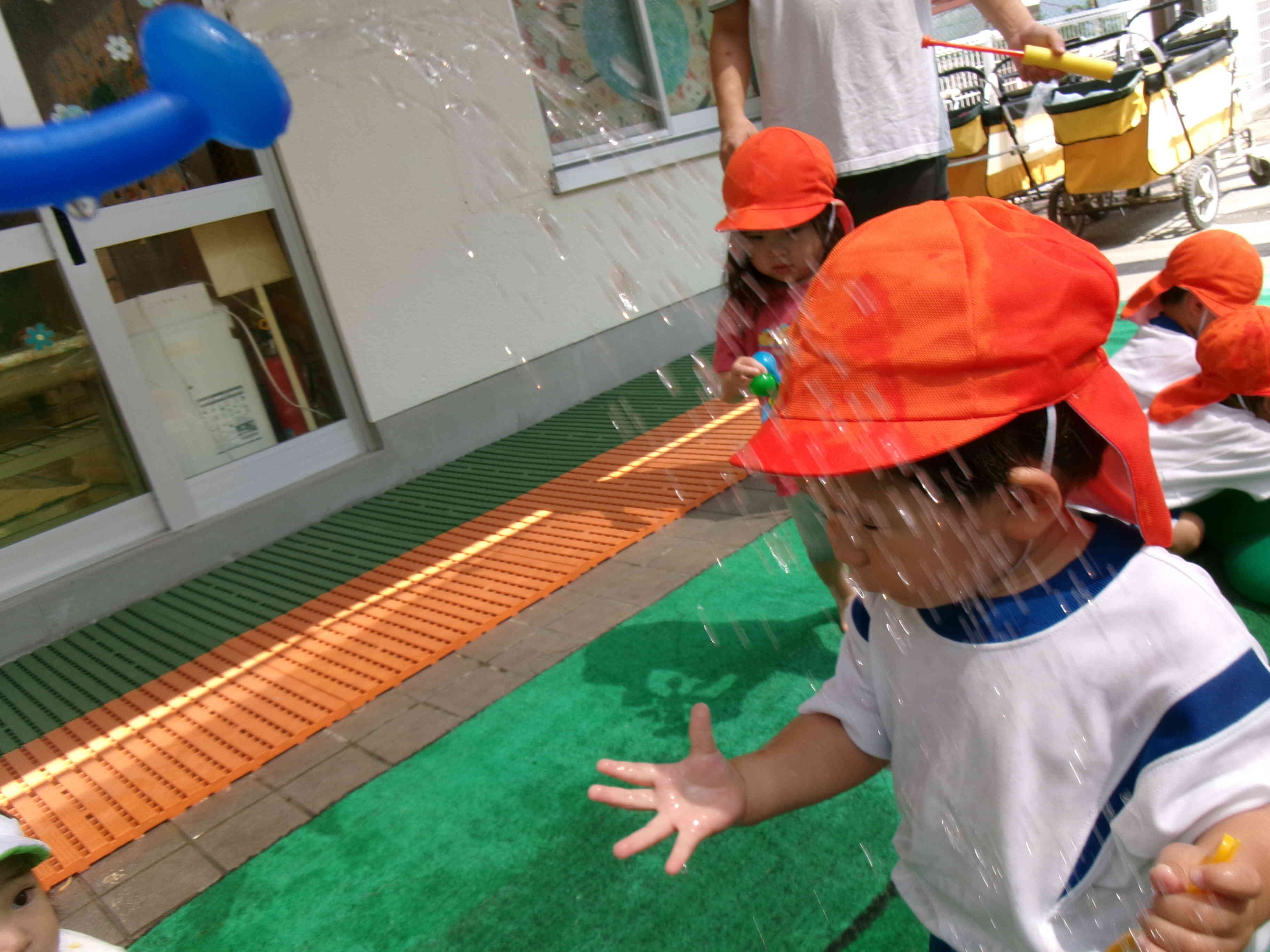 お水が気持ちいいなぁ♪お顔にかかってもへっちゃらだよ！
