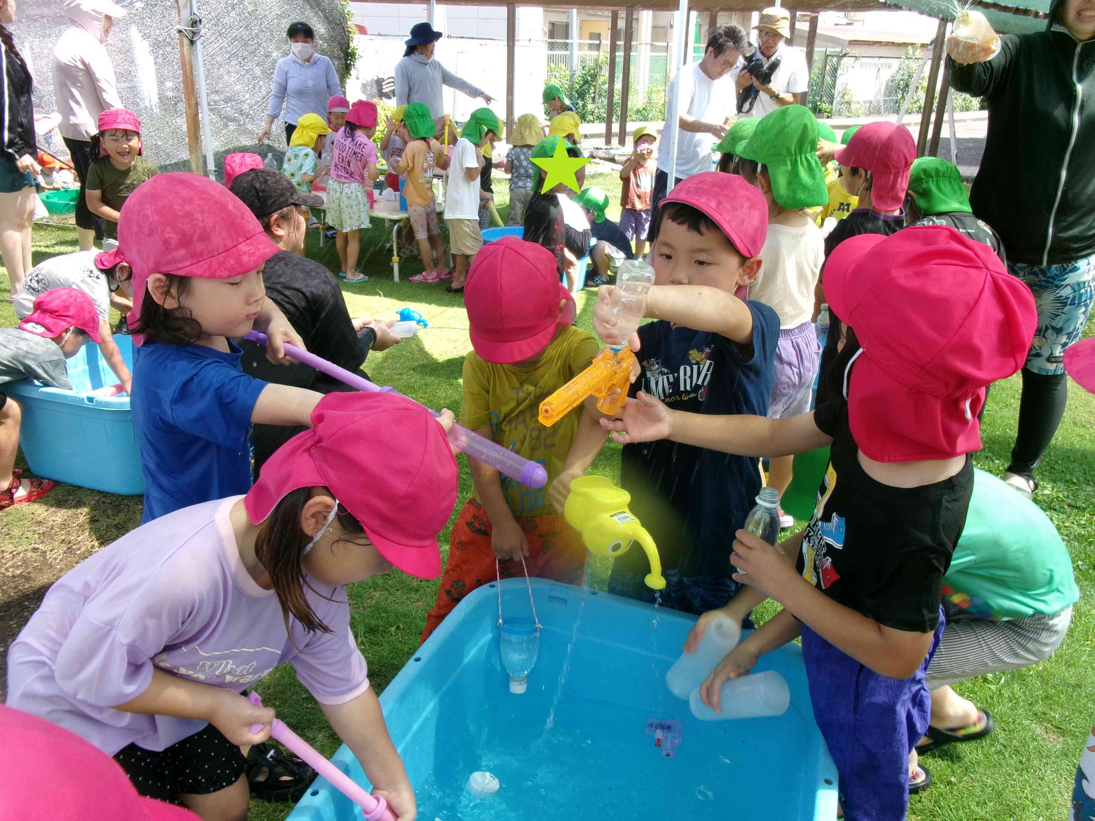 水鉄砲で水の掛け合いをして遊びました。