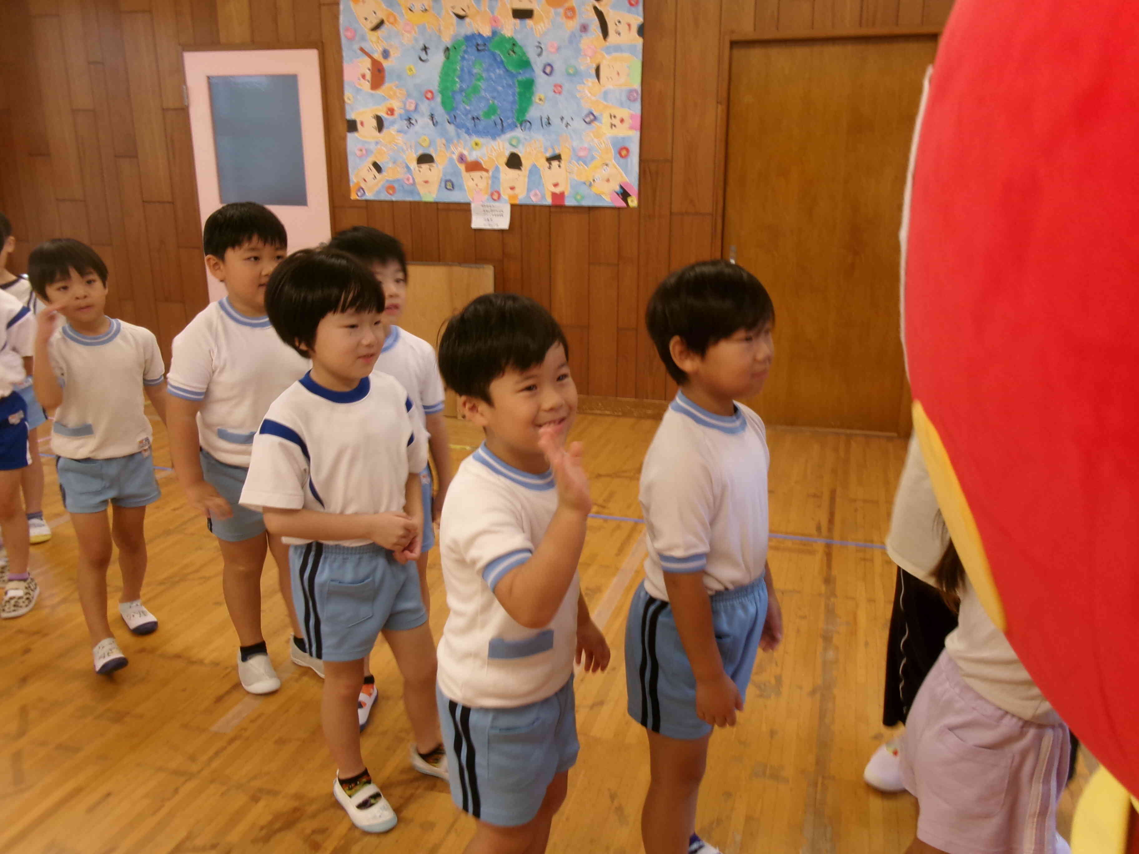 帰る時、名残惜しそうな子どもたちでした。