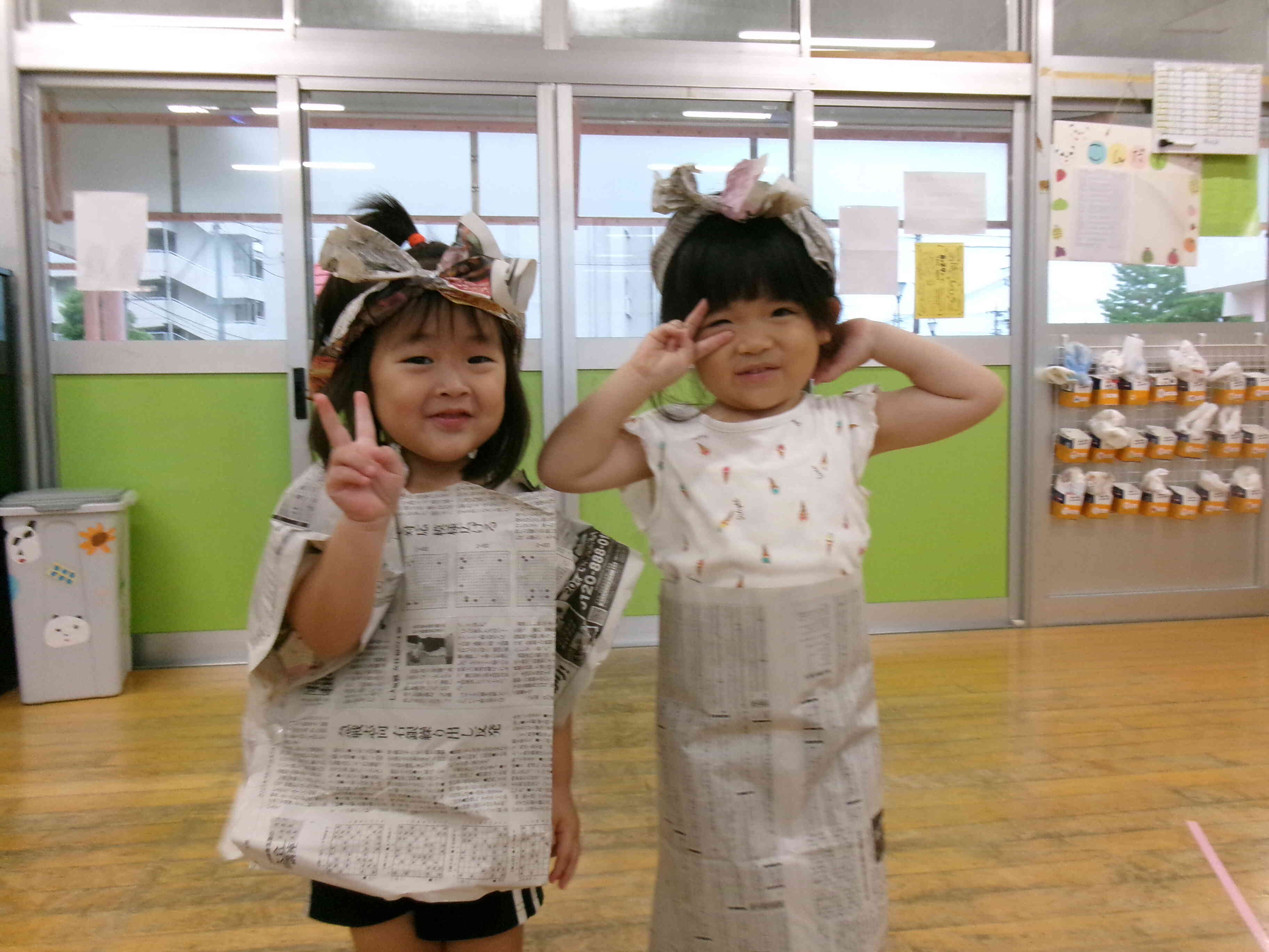 新聞紙遊びをしました。