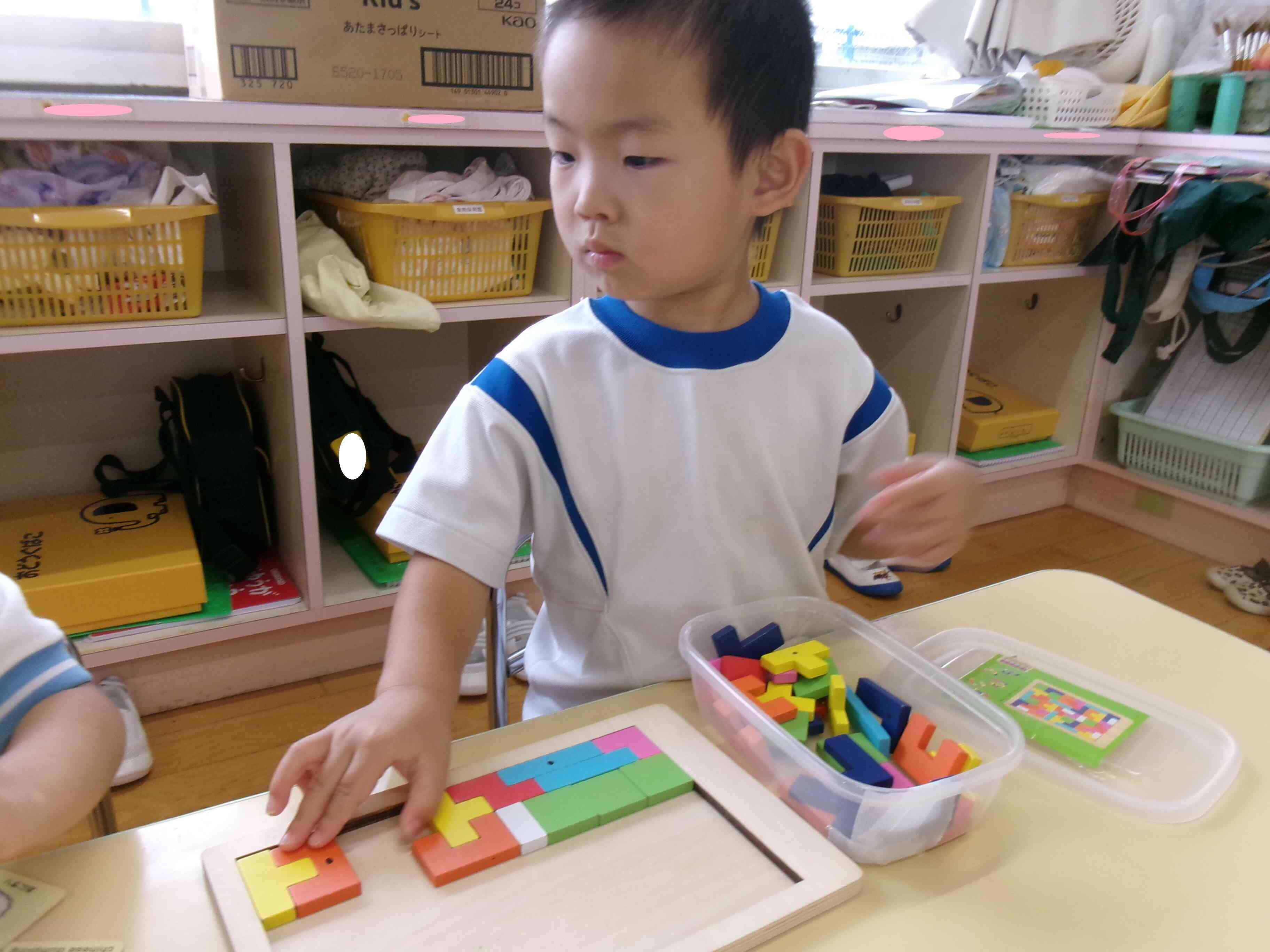 集中して玩具で遊んでいたよ