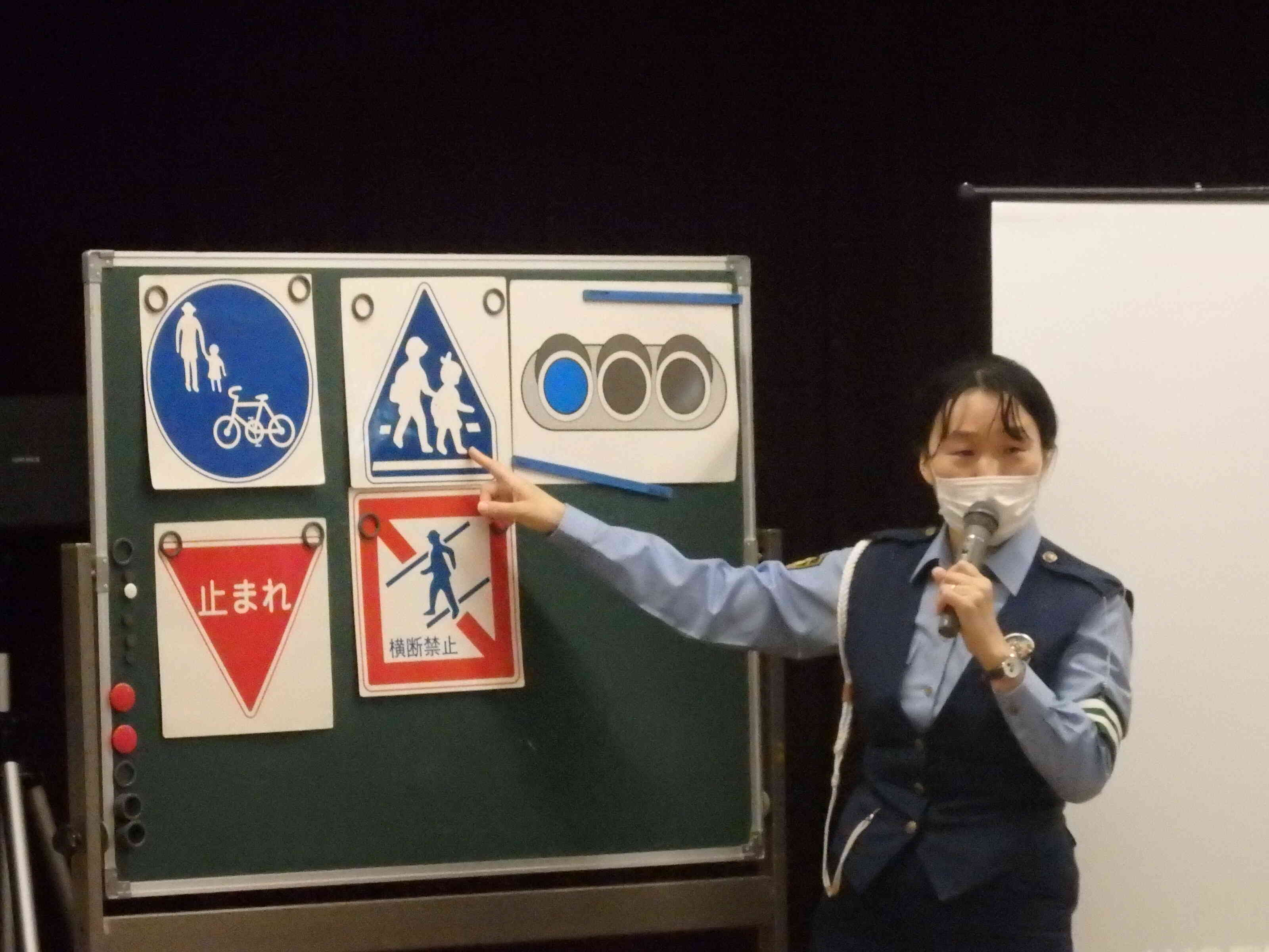 交通標識を教えてもらったよ。
