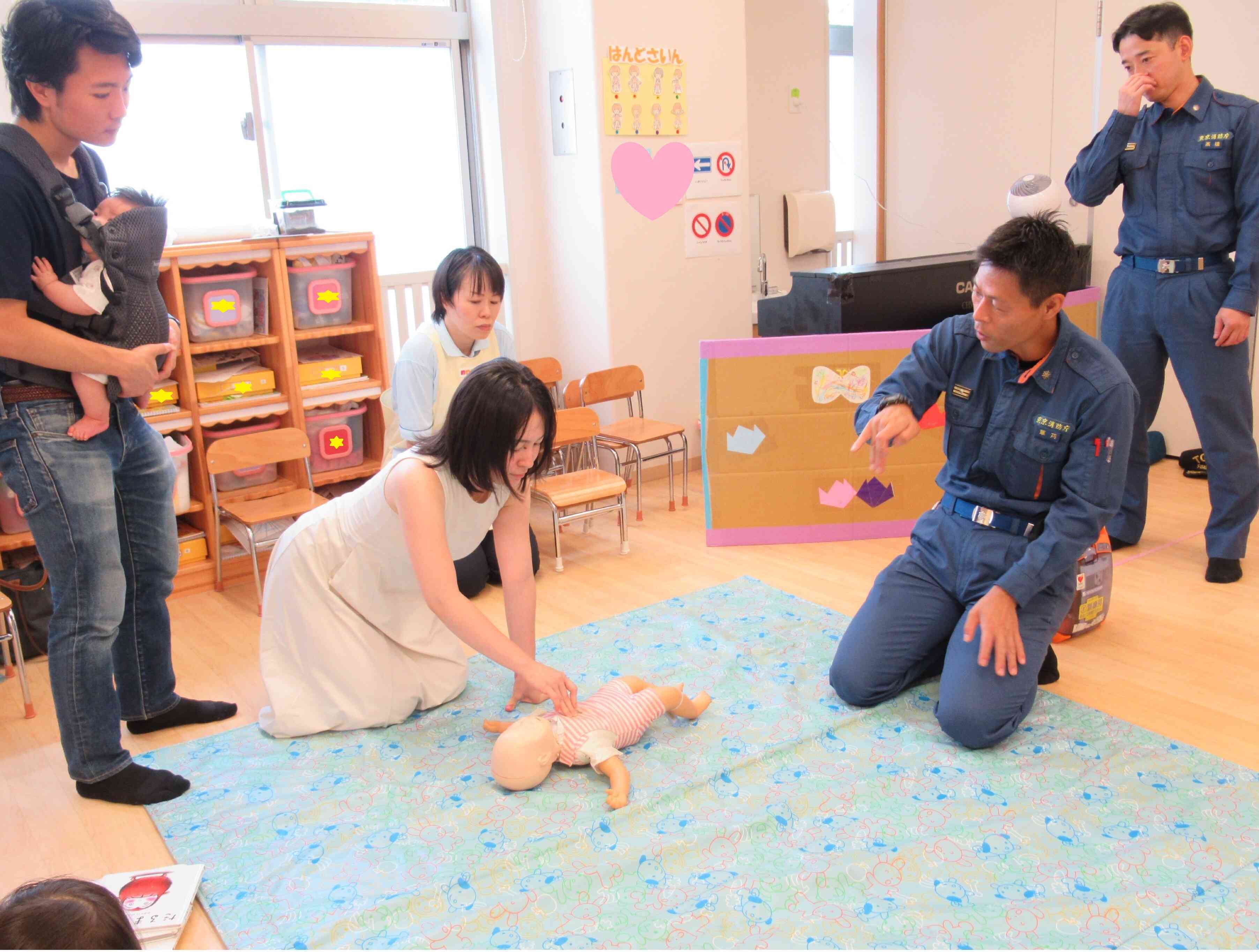 乳児の胸骨圧迫方法