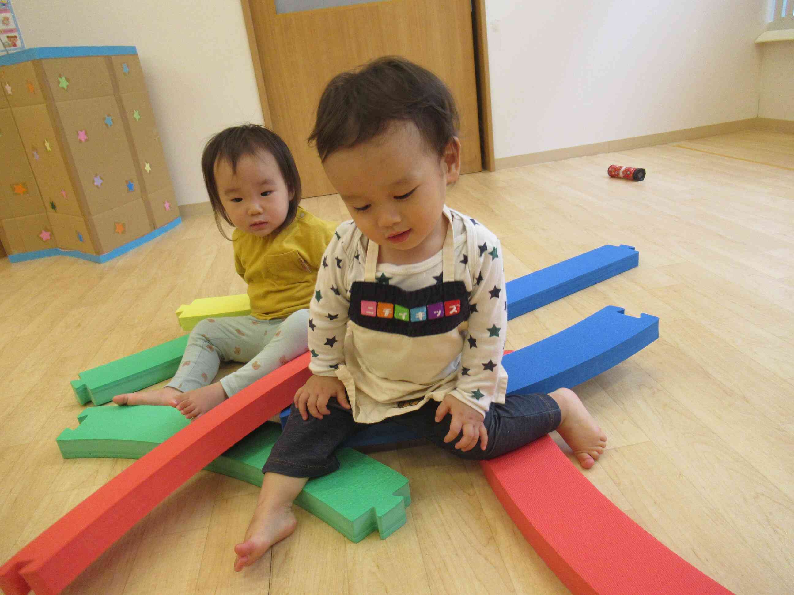 エプロンをつけて先生ごっこも楽しいなー♪