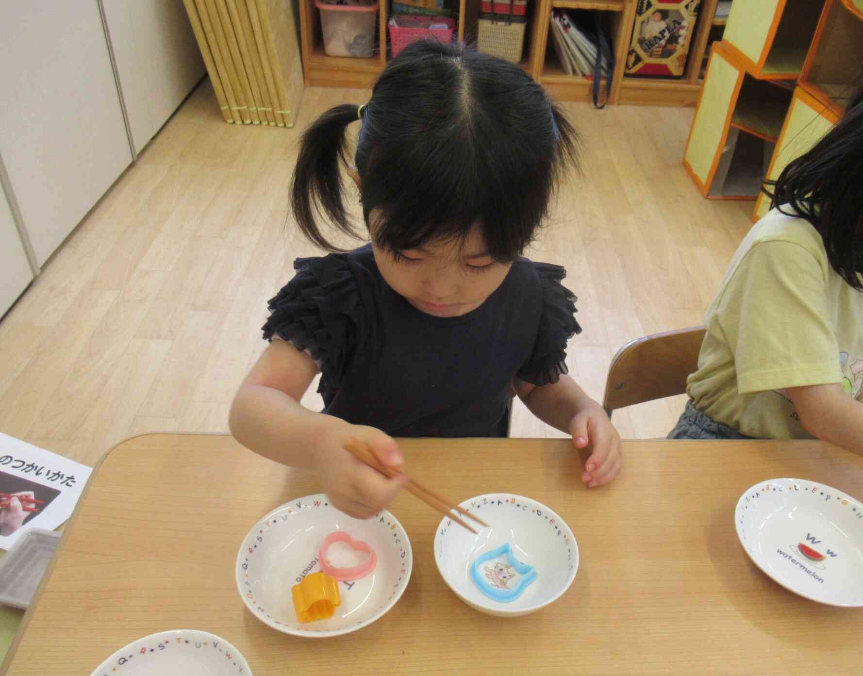 みんなで箸の持ち方を学びました☆