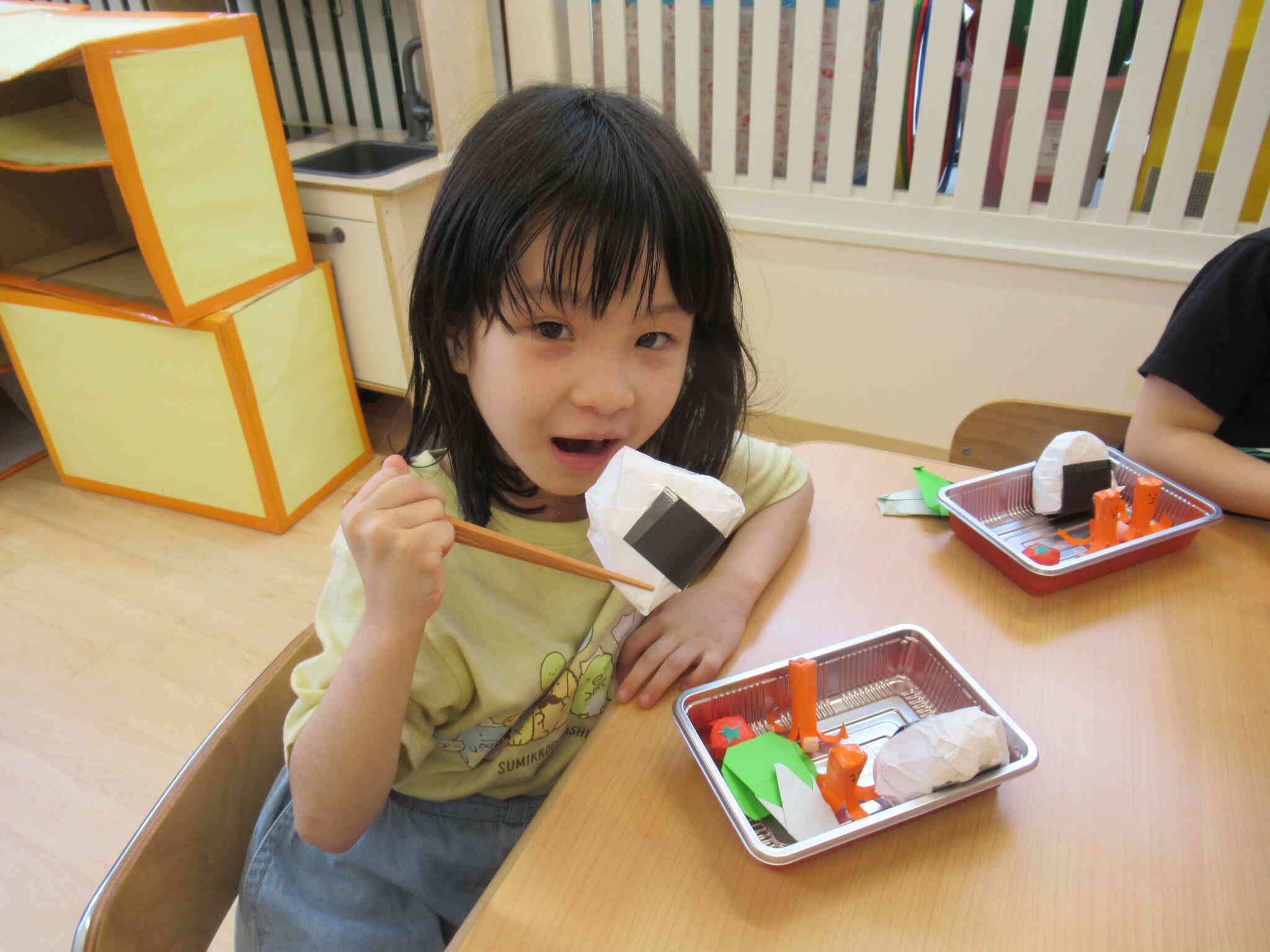 ぱんだ組、きりん組　箸の使い方（4，5歳児）