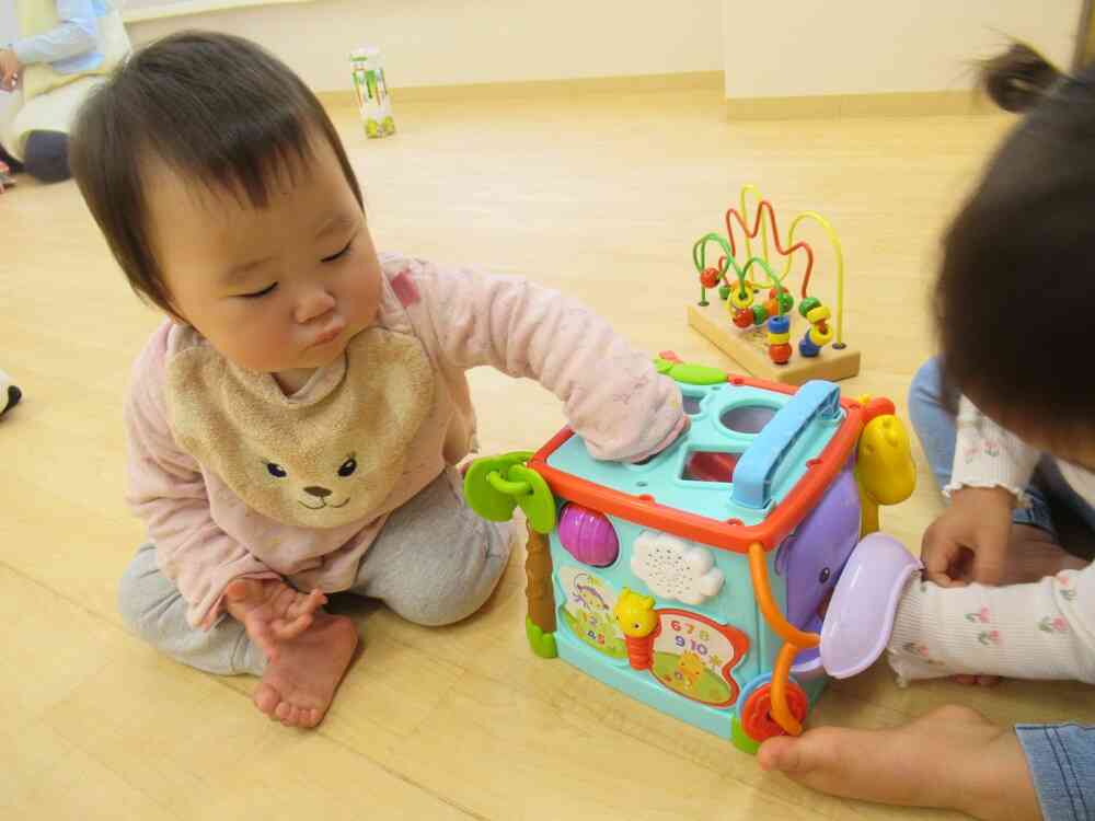 型はめパズルに手を入れるのが楽しいな♪