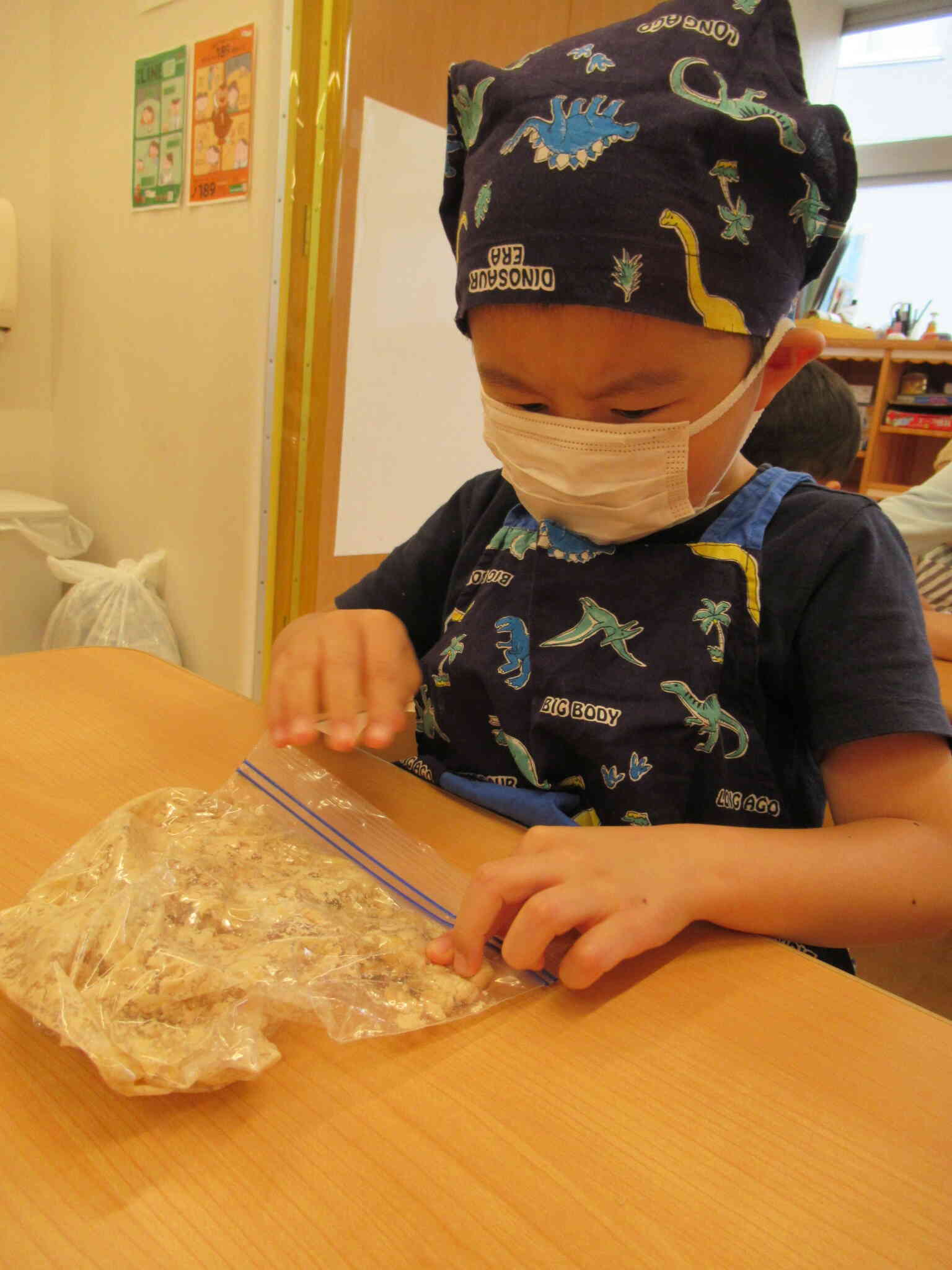 食育みそ作り　うさぎ組、りす組、ぱんだ組、きりん組（2，3，4，5歳児）