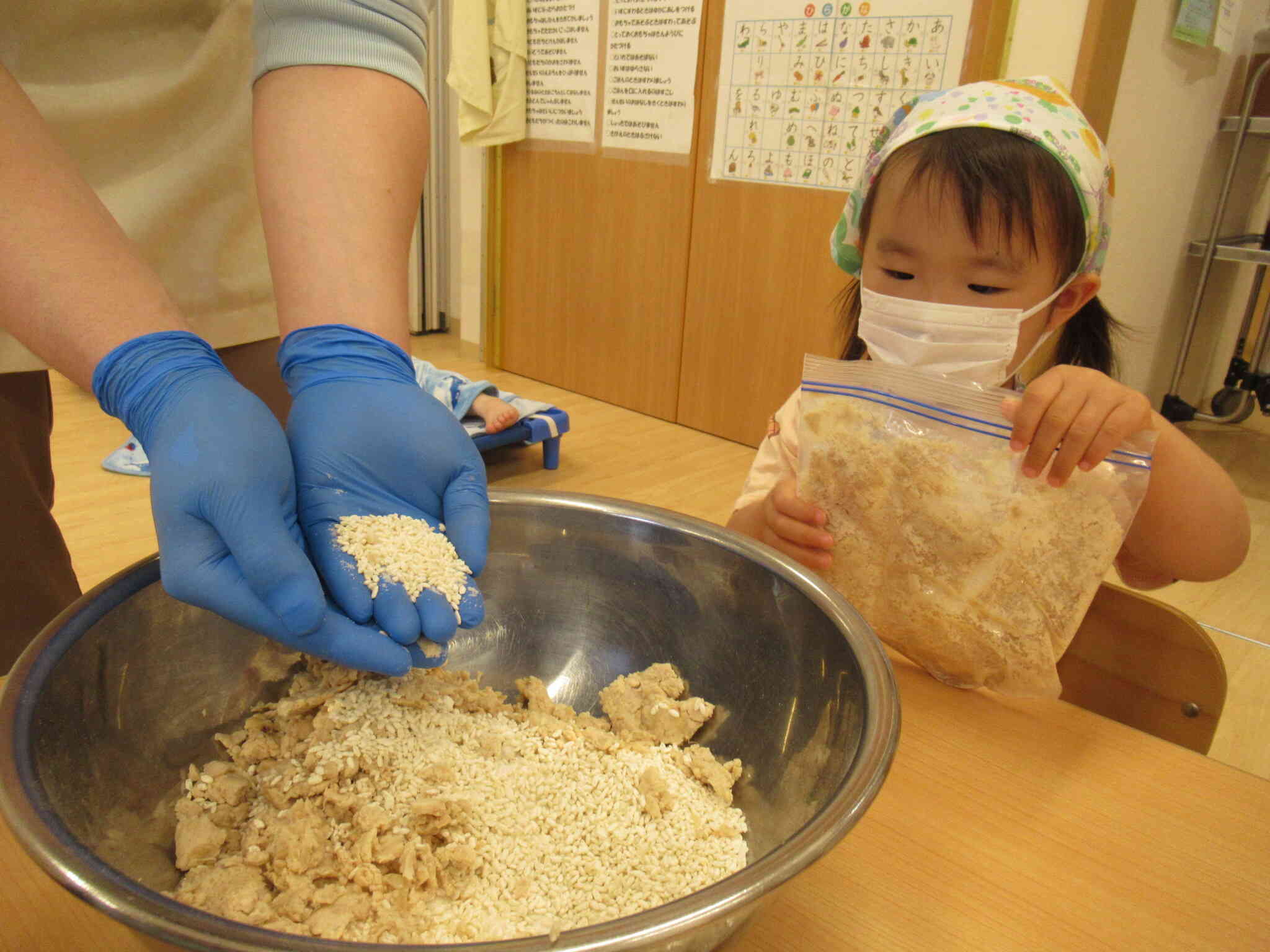 糀と混ぜ合わせます