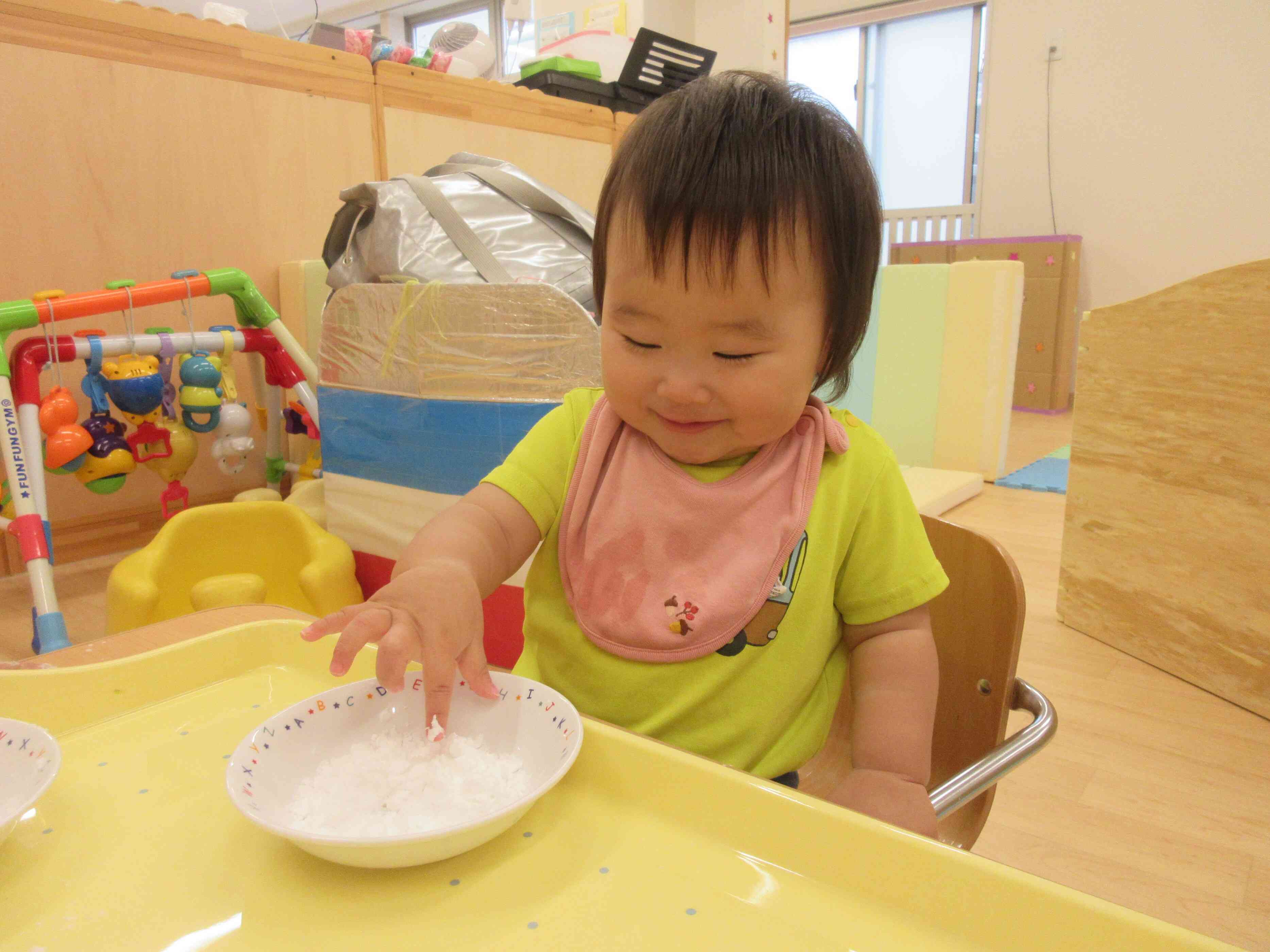 食育片栗粉粘土　ひよこ組、あひる組（0歳児、1歳児）