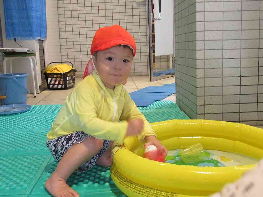 コップに水を入れたり出したりして遊んだよ☆