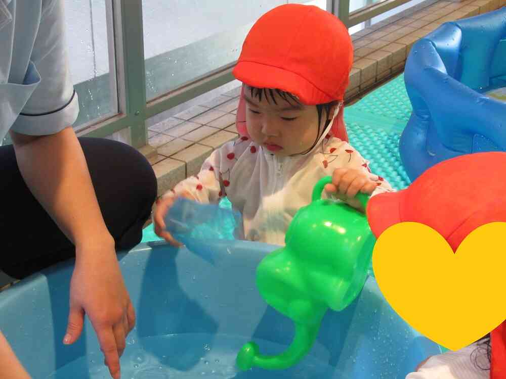 じょうろにお水を入れたよ♪