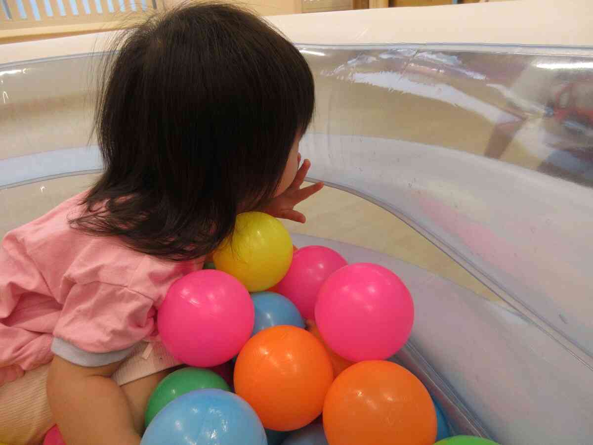 プールの中から外を覗いてみたよ☆