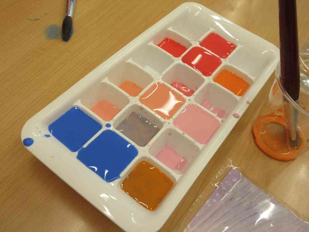 製氷機にいろんな色水が入りました！全部入れた後に楽しそうに筆で混ぜ合わせていました！