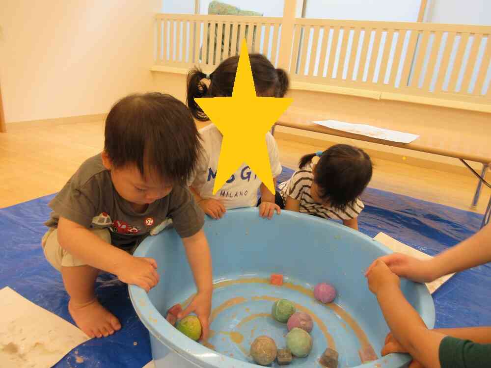 いろんな色の氷を触って、楽しそうに遊んでいました☆