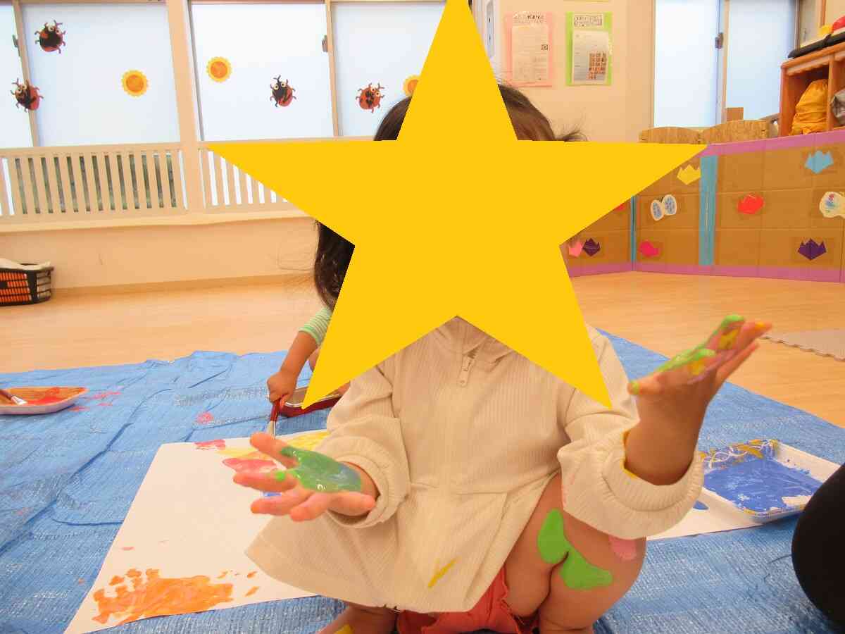 手についた絵の具をじーっと見て、喜んでいました☆