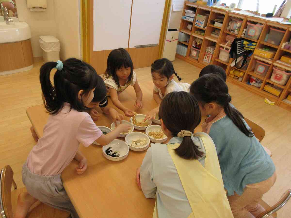 9月の食育活動「乾物戻し」（幼児クラス）