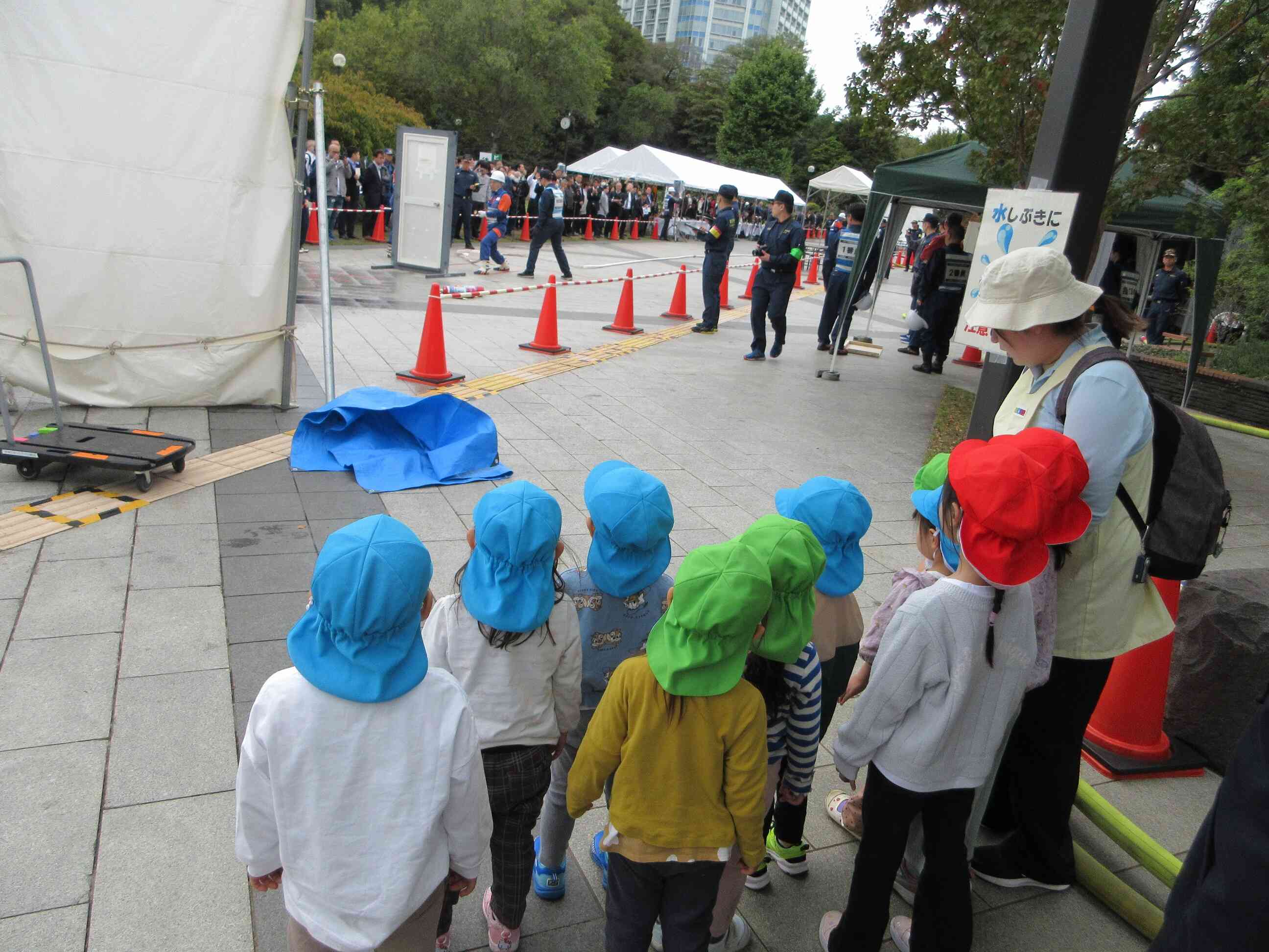 消火しているところを見学中！