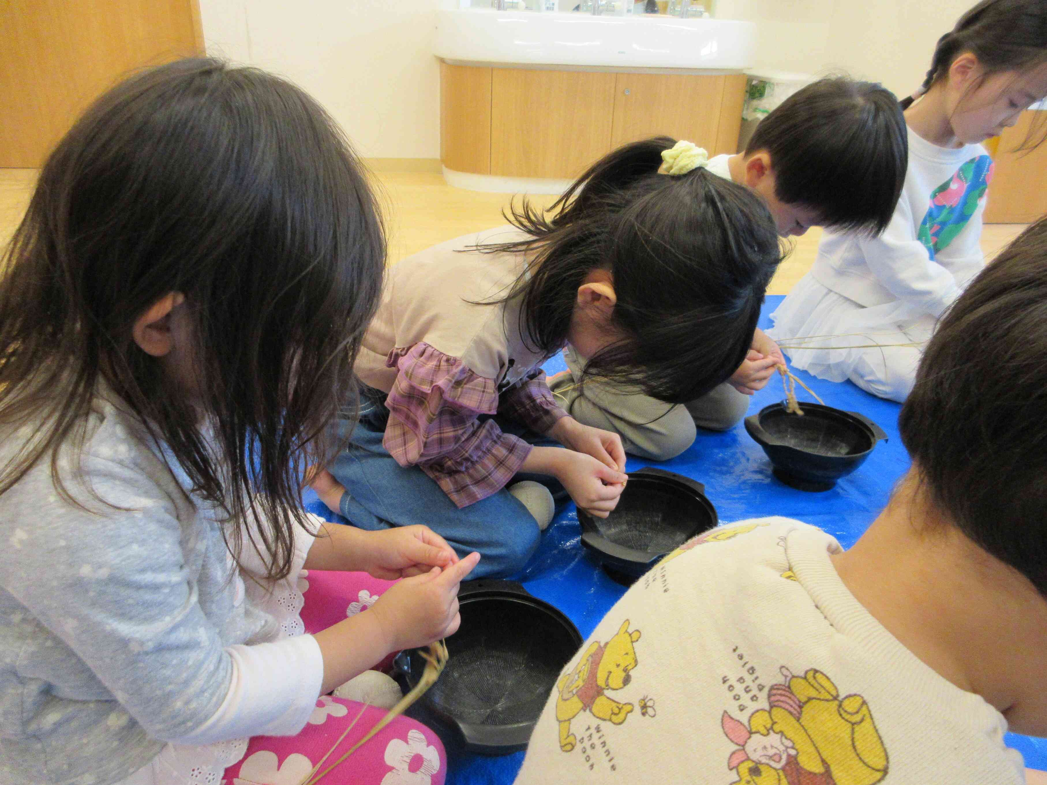 食育　稲の脱穀、籾摺り　りす・ぱんだ・きりん組（3，4，5歳児）